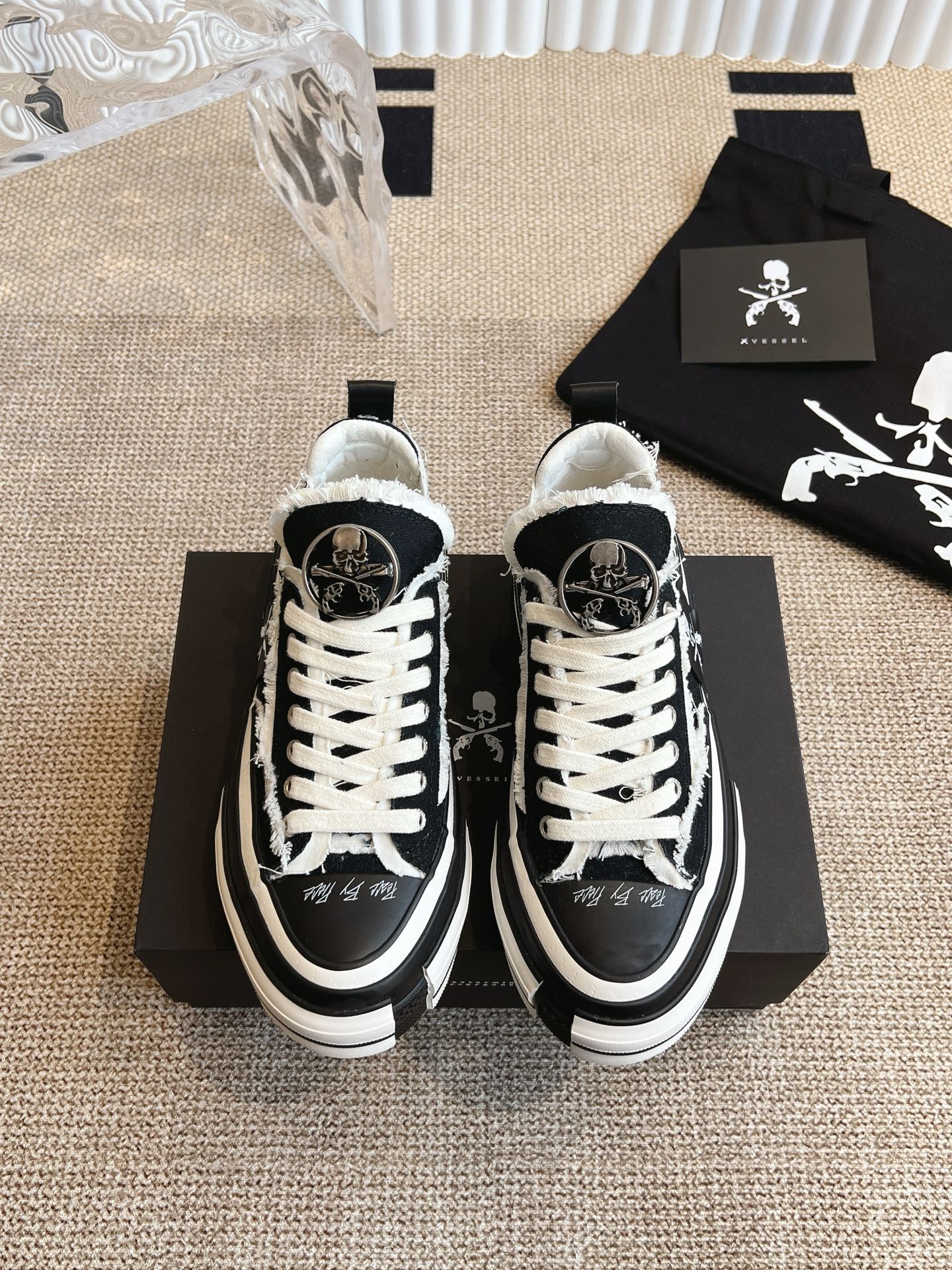 NO:165451,Spot, purchasing-grade couples, same style as Wu Jianhao, the latest xvessel beggar shoes, couples' z shoes to control new favorites, popular Xiaohongshu's popular trendy shoes, half of the entertainment industry are all selling this one, super personalized, special hand-painted characters, vivid and highly recognizable, really trendy! ! Original vulcanized bottom, private original mold opening original strip, authentic craftsmanship! Size 35-45, casual shoes/sports shoes, sneakers19860909现货 代购级情侣款 吴建豪同款 最新 xvessel 乞丐鞋 情侣款z个鞋控新宠 火爆小红书的爆款潮鞋,半个娱乐圈 都在给这款带货 ,超级个性化,特色手绘字,鲜明辦识度很高,真的潮爆了！！原版硫化大底,私家原版开模原版围条,正品工艺！ 码数35-45,休闲鞋/运动鞋,sneakers,Women's Shoes