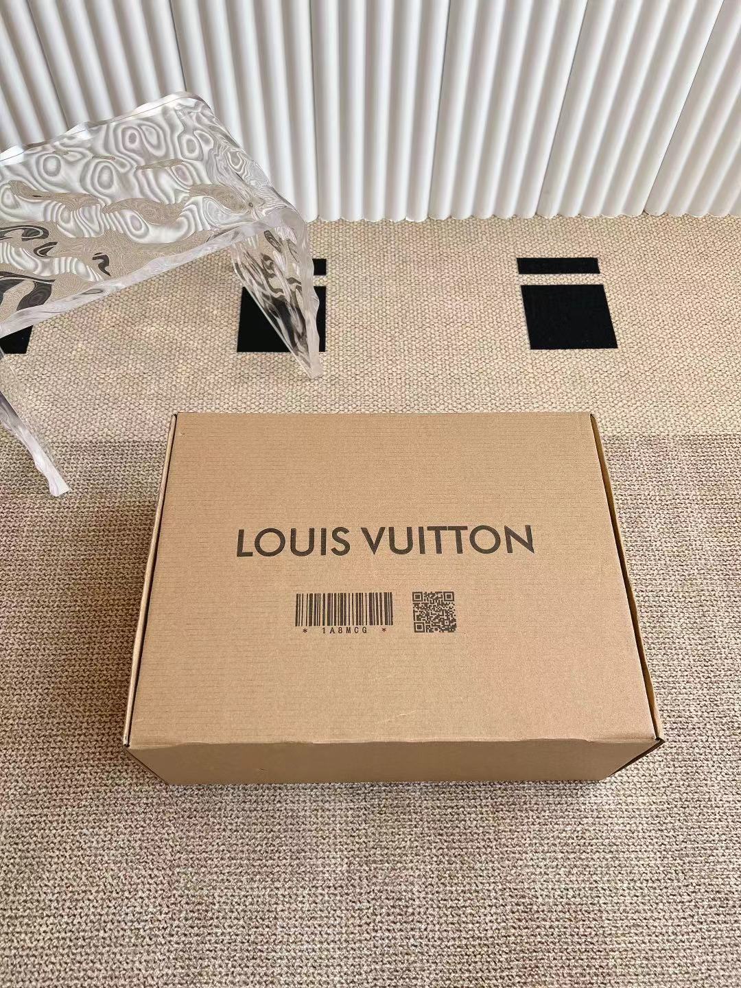 NO:166124,The top 25ss Spring and Summer new style, same sneakers for couples, wear them as fashionable. This Footprint Soccer sneaker was unveiled at the 2025 Spring and Summer Fashion Show. It is the first sneaker designed by Pharrell Williams for football. The shoes are inspired by football sport that spans generations and culture, echoing the theme of unity and participation of the 2025 Spring and Summer Fashion Show. The shoes are known for their smooth design, with dynamic IV Initials logos on the sides. The tongue is embellished with Lvers United badges inspired by the football team, and the rubber sole of the footprint is decorated with a variety of Louis Vuitton logos. Fashionable and casual outfits. The trendsetters in the fashion industry, fabric mixed-bred sheepskin inner lining, large sole original open-sole Size: #women's 35-41 (41 custom made) #men's 39-45 (45 custom made), casual shoes/sports shoes, louis vuitton, louis vuitton, versace, sneakers, sheepskin19860909市场最顶级 25ss 春夏季新款 情侣同款球鞋 穿上就是时髦精 这款 Footprint Soccer 运动鞋于2025春夏系列时装展中亮相,是Pharrell Williams 首次以足球鞋为灵感设计的运动鞋. 鞋款的灵感来自跨越世代和文化的足球运动,呼应2025春夏系列 时装展团结一致、全民参与的主题.鞋款以流丽的设计著称,侧面以富动感的IV Initials标志点缀 鞋舌缀有灵感来自足球队伍的Lvers United徽章,而脚掌纹橡胶鞋底饰有多款路易威登标志 时髦休闲穿搭 时尚界的弄潮儿, 面料混种羊皮 内里羊皮内里 大底原版开模大底 Size:#女35-41(41定做）#男39-45(45定做）,休闲鞋/运动鞋,louis vuitton,louis vuitton,versace,sneakers,sheepskin,Women's Shoes