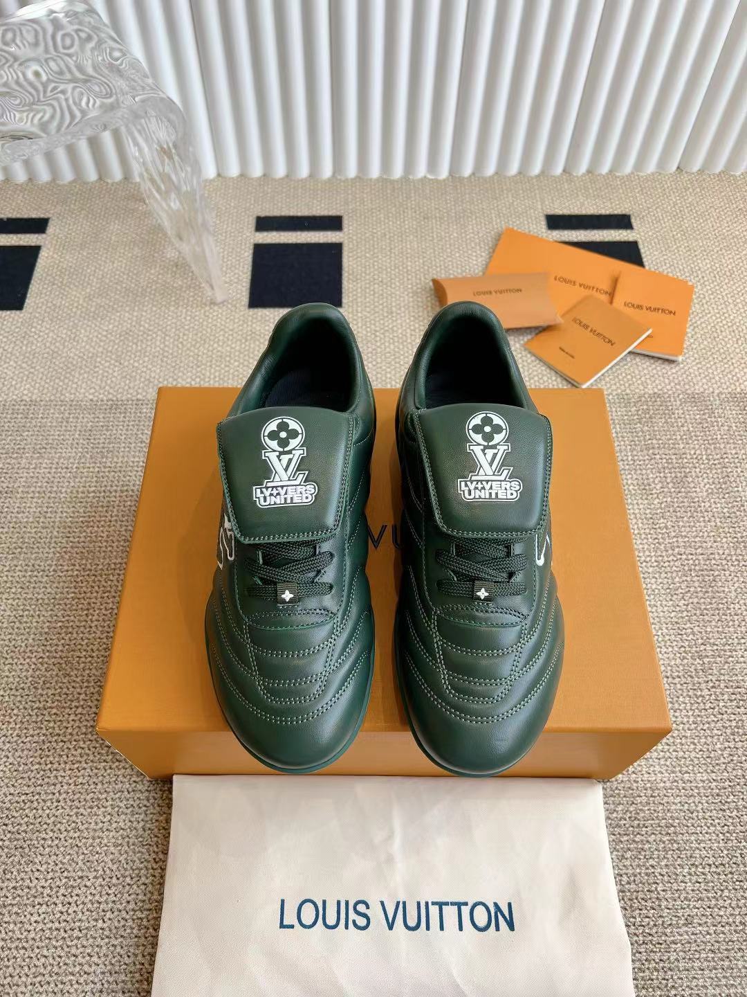 NO:759013,The top version of LV FOOTPRINT SOCCER sneakers and football shoes. This Footprint Soccer sneaker was unveiled in the 2025 spring and summer series fashion show. It is the first sneaker designed by Pharrell Williams inspired by football shoes. The shoes are inspired by the football movement that spans generations and cultures, echoing the theme of unity and universal participation in the 2025 spring and summer series fashion show. The shoes are famous for their smooth design and are embellished with the dynamic IV Initials logo on the side. The tongue is embellished with the Lvers United emblem inspired by the football team, and the rubber sole with the sole of the foot is decorated with various Louis Vuitton logos. Stylish and casual wear, a trend-setter in the fashion industry, made of mixed sheepskin, sheepskin lining, original open molded outsole Size:#女35-41(41customized)#Male39-45(45customized),casual shoes/sports shoes,louis vuitton,louis vuitton,versace,sneakers,sheepskin19860909顶级版本 LV FOOTPRINT SOCCER 运动鞋足球鞋  这款 Footprint Soccer 运动鞋于2025春夏系列时装展中亮相,是Pharrell Williams 首次以足球鞋为灵感设计的运动鞋. 鞋款的灵感来自跨越世代和文化的足球运动,呼应2025春夏系列 时装展团结一致、全民参与的主题.鞋款以流丽的设计著称,侧面以富动感的IV Initials标志点缀 鞋舌缀有灵感来自足球队伍的Lvers United徽章,而脚掌纹橡胶鞋底饰有多款路易威登标志 时髦休闲穿搭 时尚界的弄潮儿, 面料混种羊皮 内里羊皮内里 大底原版开模大底 Size:#女35-41(41定做）#男39-45(45定做）,休闲鞋/运动鞋,louis vuitton,louis vuitton,versace,sneakers,sheepskin,Women's Shoes