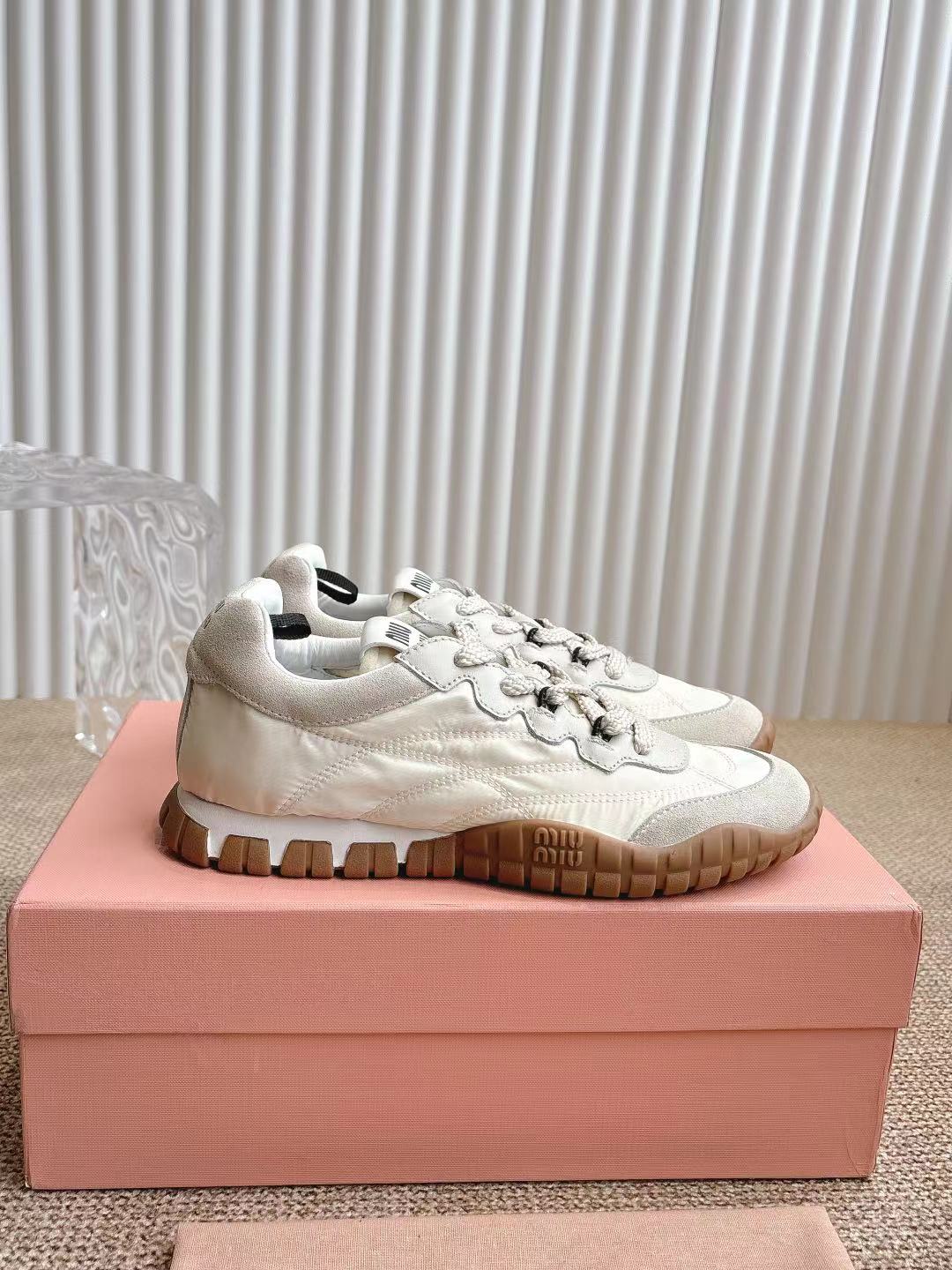MiuMiu缪缪25ss春夏新款 饼干鞋阿甘鞋休闲运动鞋
miumiu最新爆款前卫大胆的设计，miu miu风格融于此款厚
底帆布运动鞋的简约线条，
别致徽标饰于鞋舌与背面，点缀复古设计，平添标志性元
素！厚底设计定义前卫的现代风格
面料：原版定制布料牛反绒 内里：原版进口柔软羊羔毛鞋
底：原版开模防滑橡胶大底
size：#35-40（40定制不退换)