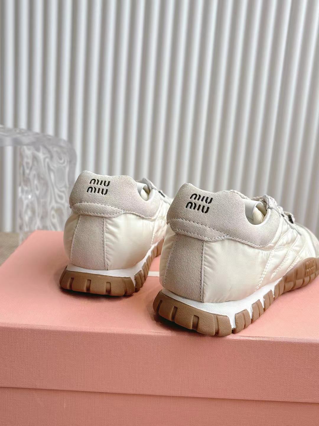 MiuMiu缪缪25ss春夏新款 饼干鞋阿甘鞋休闲运动鞋
miumiu最新爆款前卫大胆的设计，miu miu风格融于此款厚
底帆布运动鞋的简约线条，
别致徽标饰于鞋舌与背面，点缀复古设计，平添标志性元
素！厚底设计定义前卫的现代风格
面料：原版定制布料牛反绒 内里：原版进口柔软羊羔毛鞋
底：原版开模防滑橡胶大底
size：#35-40（40定制不退换)