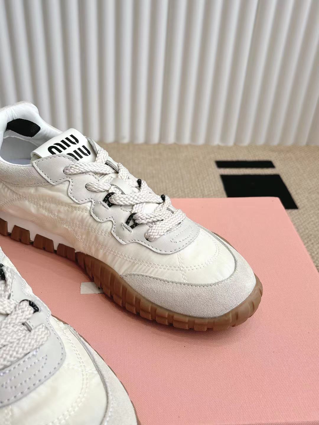 MiuMiu缪缪25ss春夏新款 饼干鞋阿甘鞋休闲运动鞋
miumiu最新爆款前卫大胆的设计，miu miu风格融于此款厚
底帆布运动鞋的简约线条，
别致徽标饰于鞋舌与背面，点缀复古设计，平添标志性元
素！厚底设计定义前卫的现代风格
面料：原版定制布料牛反绒 内里：原版进口柔软羊羔毛鞋
底：原版开模防滑橡胶大底
size：#35-40（40定制不退换)