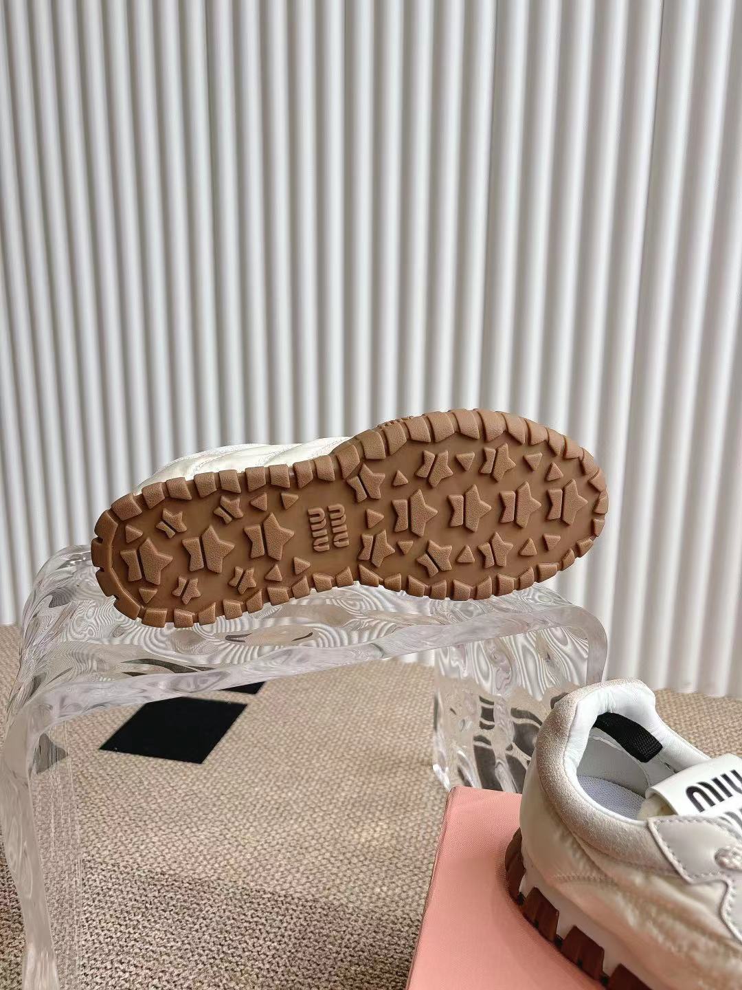 MiuMiu缪缪25ss春夏新款 饼干鞋阿甘鞋休闲运动鞋
miumiu最新爆款前卫大胆的设计，miu miu风格融于此款厚
底帆布运动鞋的简约线条，
别致徽标饰于鞋舌与背面，点缀复古设计，平添标志性元
素！厚底设计定义前卫的现代风格
面料：原版定制布料牛反绒 内里：原版进口柔软羊羔毛鞋
底：原版开模防滑橡胶大底
size：#35-40（40定制不退换)