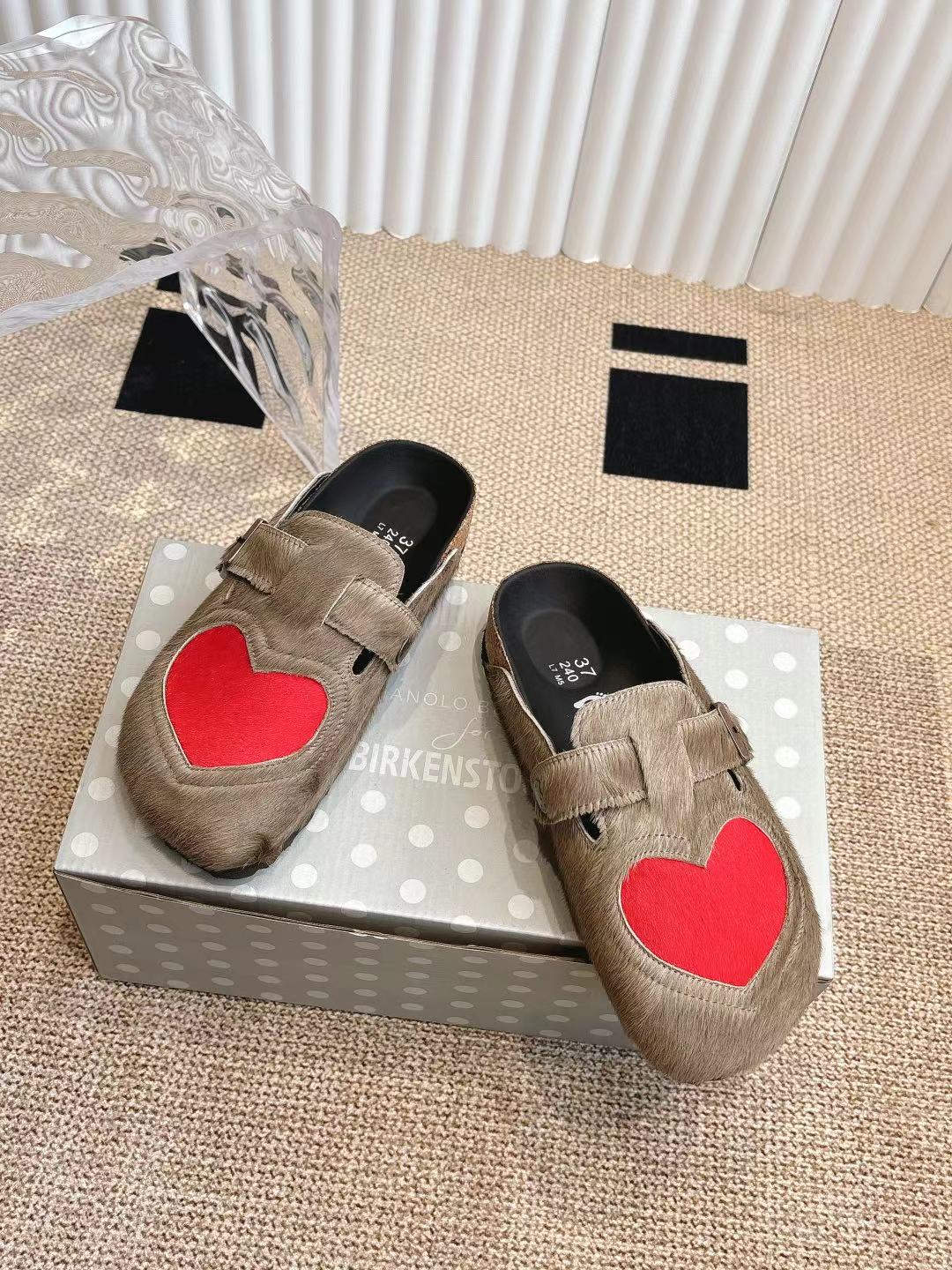 NO:233801,Couple Birkenstock Birkenstock/Baoto half slippers Ergonomic design Cork latex footbed Lightweight and comfortable Feet feel Fully footy, you can walk on and take off Super easy to put on and take off. Size 35-45, semi-drag, birdstock, slippers19860909情侣款Birkenstock 勃肯/包头半拖鞋人体工程学设计 软木乳胶鞋床 轻便舒适 脚感满分 脚蹬上就能走 穿脱超方便.码数35-45,半拖,birkenstock,slippers,Women's Shoes