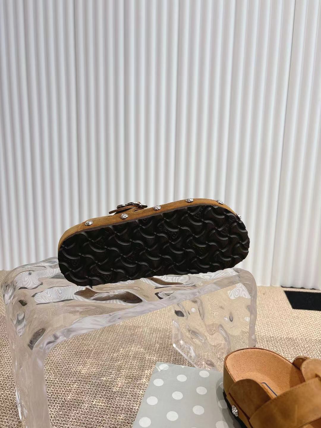 情侣款👫Birkenstock 勃肯/包头半拖鞋❗️❗️人体工程学设计 软木乳胶鞋床  轻便舒适 脚感满分 脚蹬上就能走 穿脱超方便。
码数：35-45