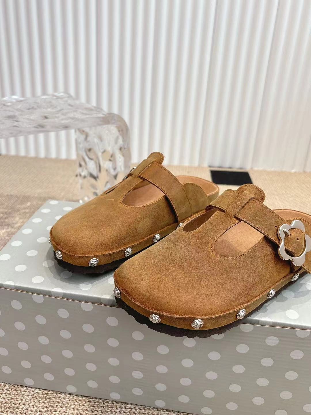 情侣款👫Birkenstock 勃肯/包头半拖鞋❗️❗️人体工程学设计 软木乳胶鞋床  轻便舒适 脚感满分 脚蹬上就能走 穿脱超方便。
码数：35-45