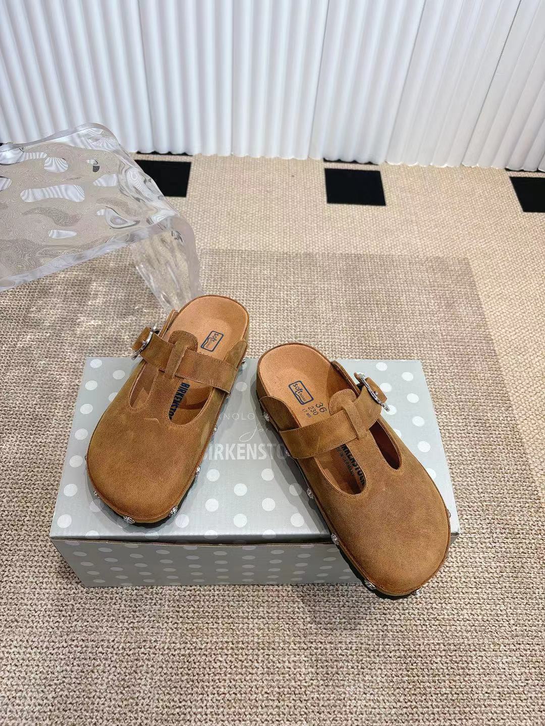 情侣款👫Birkenstock 勃肯/包头半拖鞋❗️❗️人体工程学设计 软木乳胶鞋床  轻便舒适 脚感满分 脚蹬上就能走 穿脱超方便。
码数：35-45