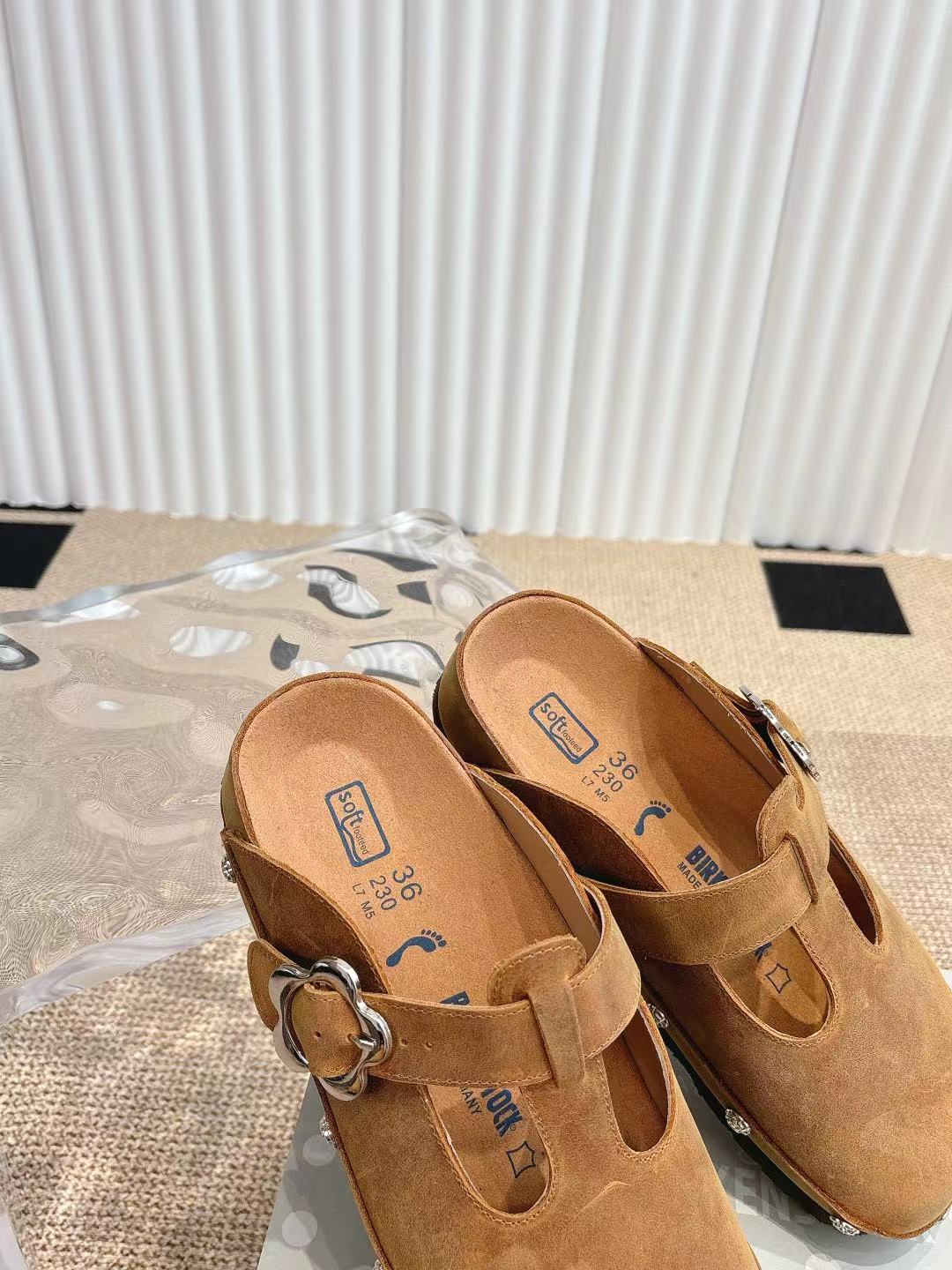 情侣款👫Birkenstock 勃肯/包头半拖鞋❗️❗️人体工程学设计 软木乳胶鞋床  轻便舒适 脚感满分 脚蹬上就能走 穿脱超方便。
码数：35-45