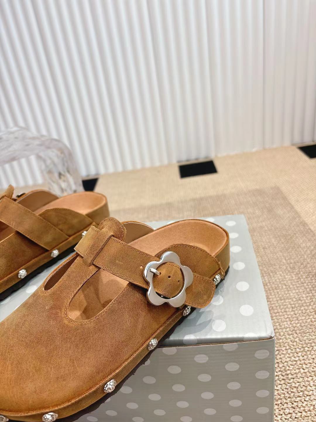 情侣款👫Birkenstock 勃肯/包头半拖鞋❗️❗️人体工程学设计 软木乳胶鞋床  轻便舒适 脚感满分 脚蹬上就能走 穿脱超方便。
码数：35-45