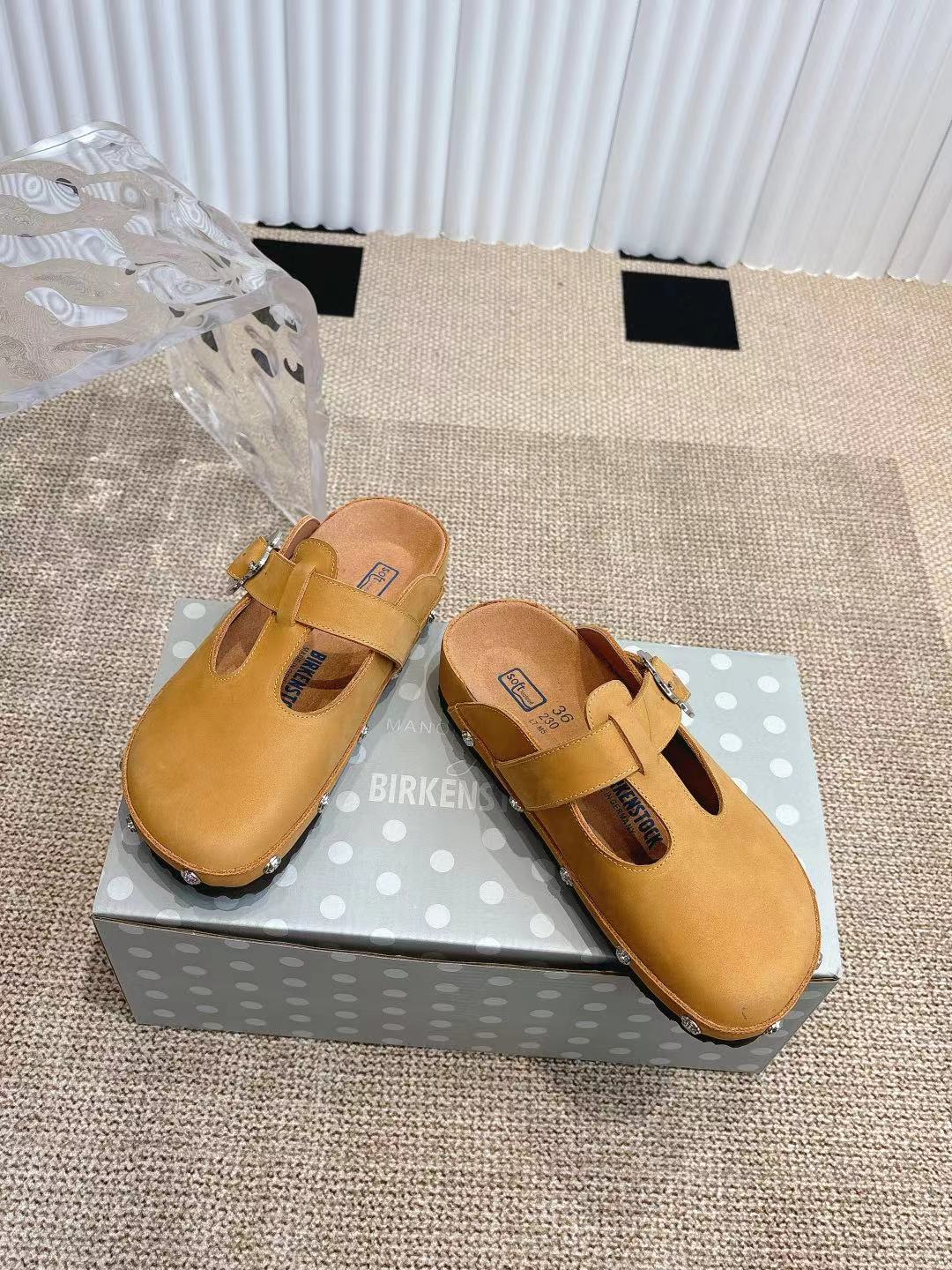 情侣款👫Birkenstock 勃肯/包头半拖鞋❗️❗️人体工程学设计 软木乳胶鞋床  轻便舒适 脚感满分 脚蹬上就能走 穿脱超方便。
码数：35-45