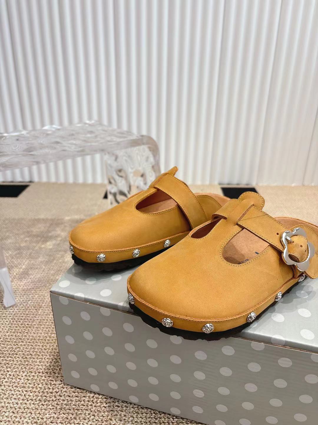 情侣款👫Birkenstock 勃肯/包头半拖鞋❗️❗️人体工程学设计 软木乳胶鞋床  轻便舒适 脚感满分 脚蹬上就能走 穿脱超方便。
码数：35-45