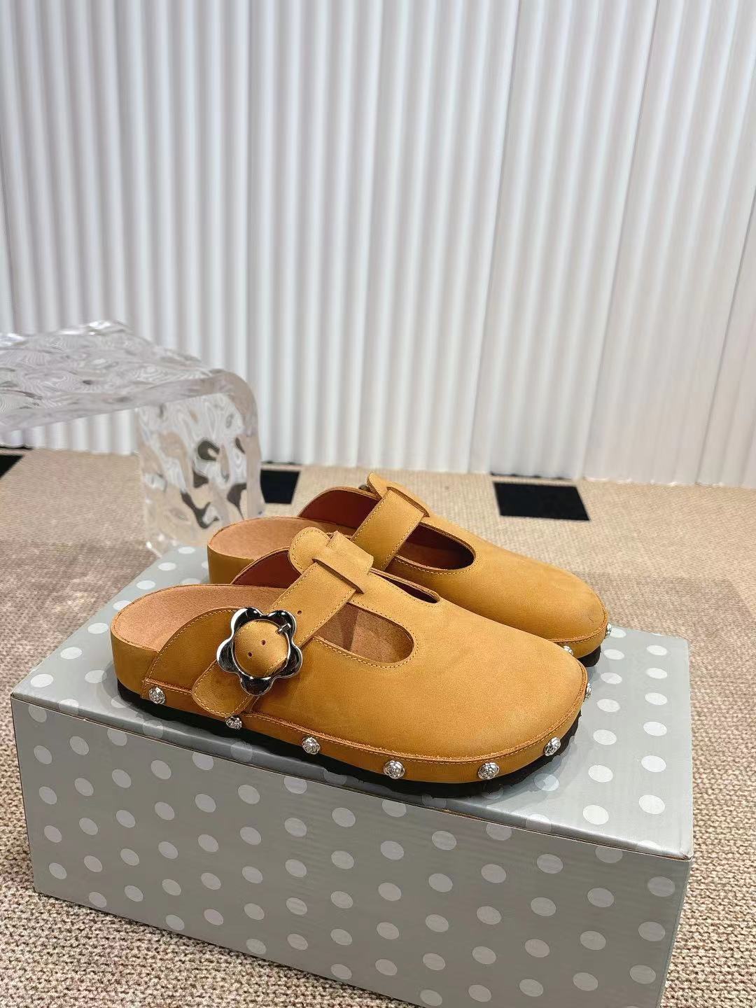 情侣款👫Birkenstock 勃肯/包头半拖鞋❗️❗️人体工程学设计 软木乳胶鞋床  轻便舒适 脚感满分 脚蹬上就能走 穿脱超方便。
码数：35-45