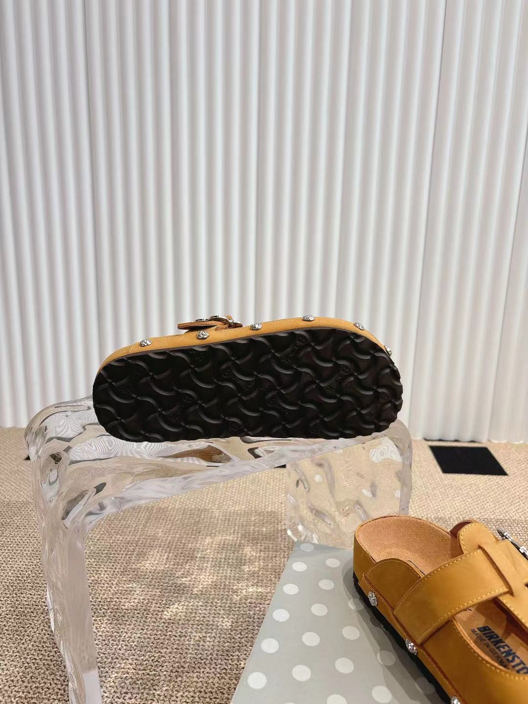 情侣款👫Birkenstock 勃肯/包头半拖鞋❗️❗️人体工程学设计 软木乳胶鞋床  轻便舒适 脚感满分 脚蹬上就能走 穿脱超方便。
码数：35-45