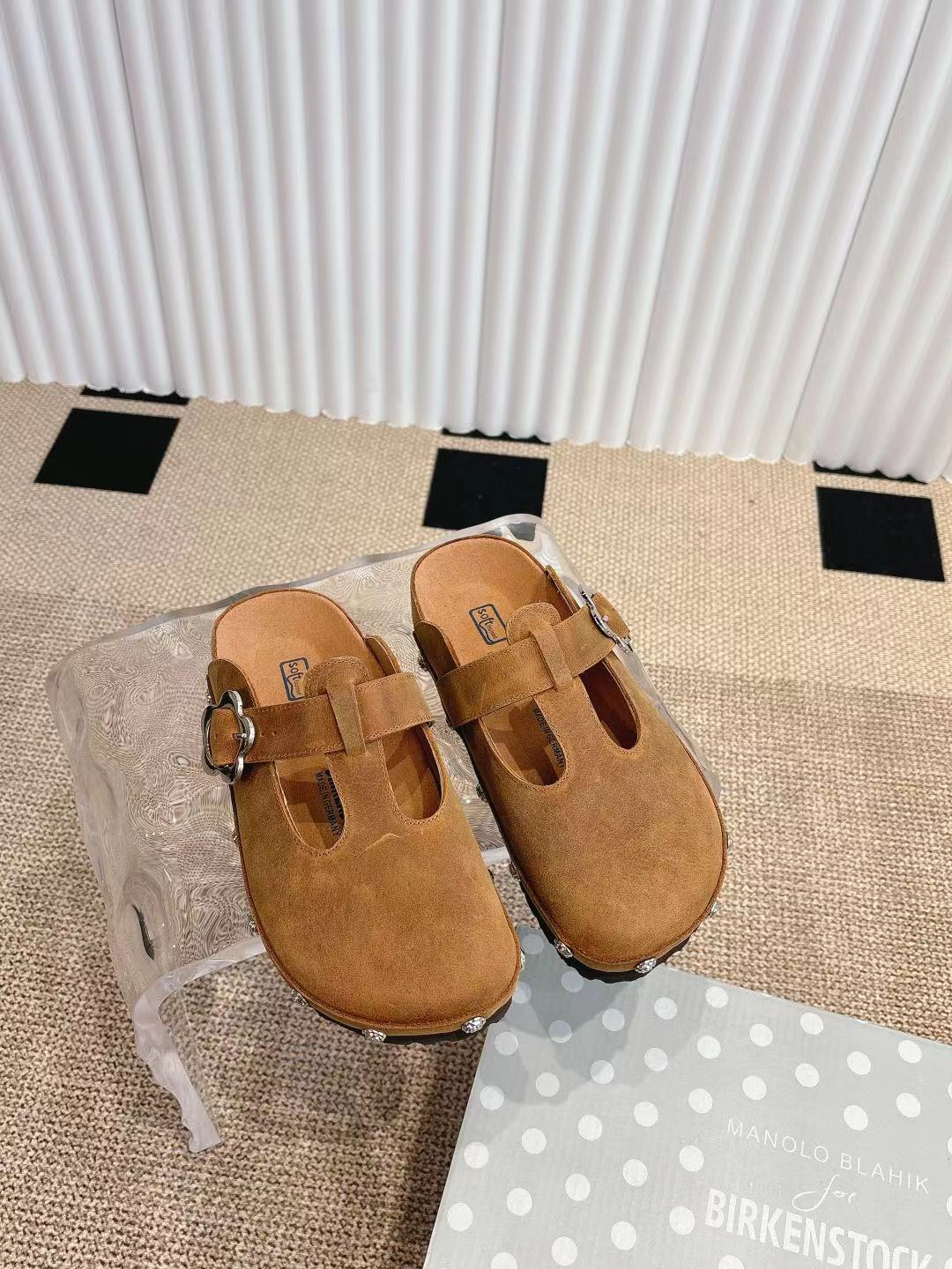 情侣款👫Birkenstock 勃肯/包头半拖鞋❗️❗️人体工程学设计 软木乳胶鞋床  轻便舒适 脚感满分 脚蹬上就能走 穿脱超方便。
码数：35-45