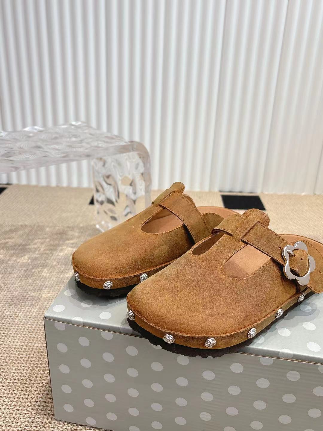 情侣款👫Birkenstock 勃肯/包头半拖鞋❗️❗️人体工程学设计 软木乳胶鞋床  轻便舒适 脚感满分 脚蹬上就能走 穿脱超方便。
码数：35-45