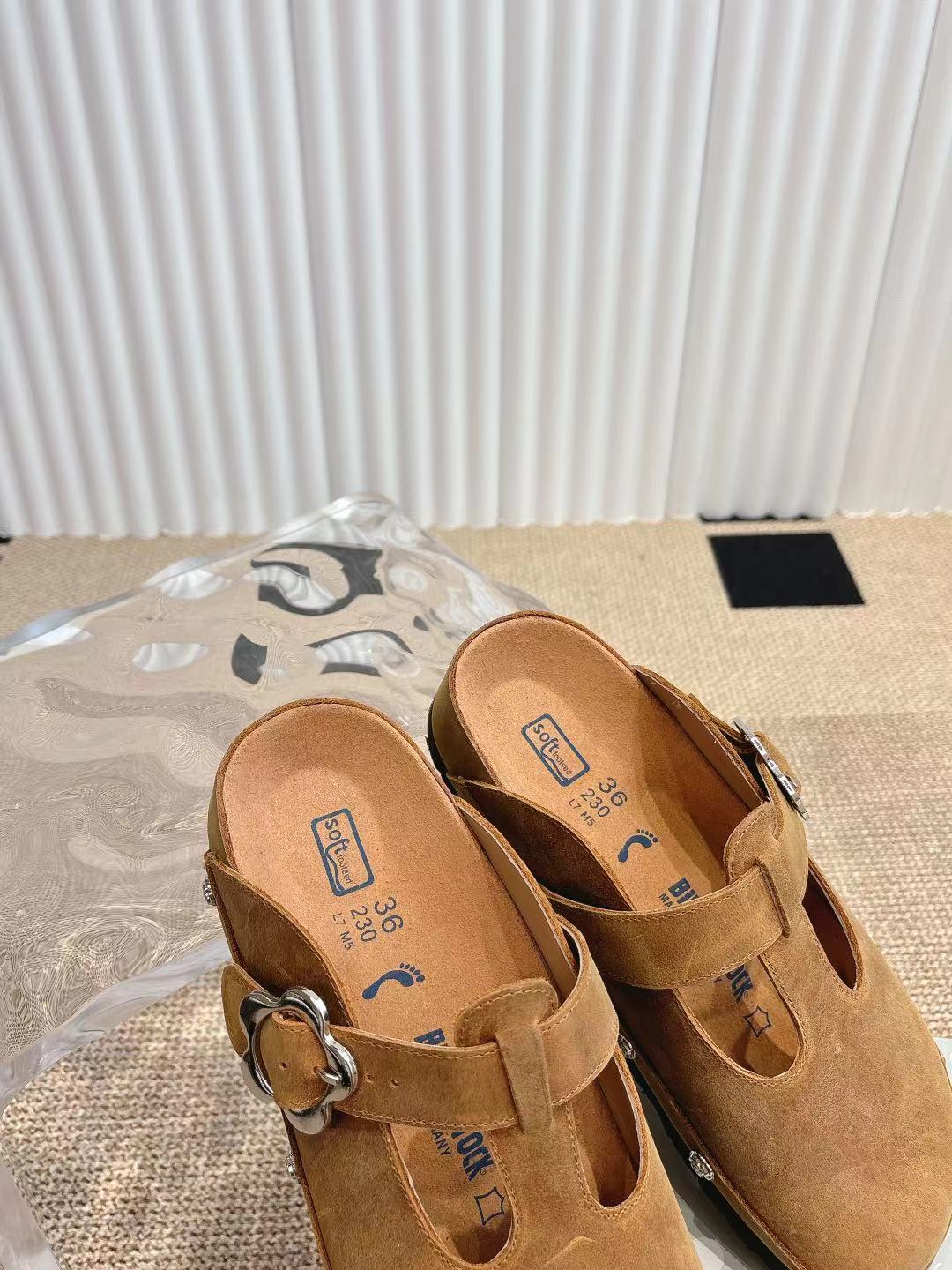 情侣款👫Birkenstock 勃肯/包头半拖鞋❗️❗️人体工程学设计 软木乳胶鞋床  轻便舒适 脚感满分 脚蹬上就能走 穿脱超方便。
码数：35-45
