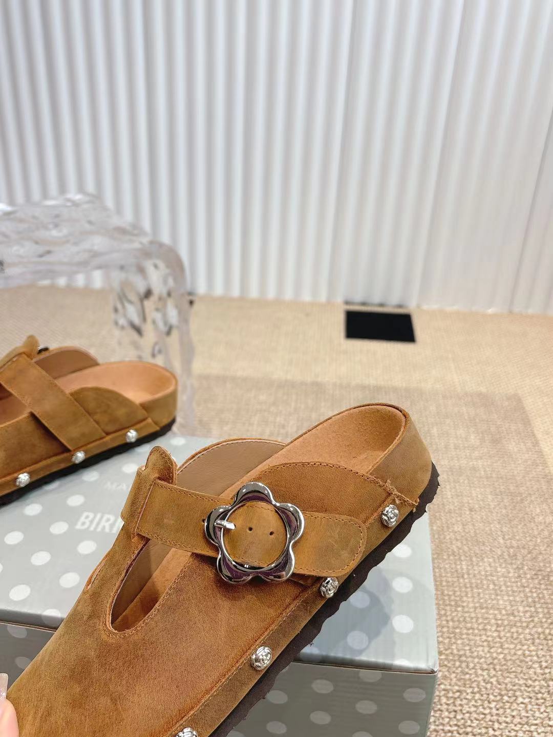 情侣款👫Birkenstock 勃肯/包头半拖鞋❗️❗️人体工程学设计 软木乳胶鞋床  轻便舒适 脚感满分 脚蹬上就能走 穿脱超方便。
码数：35-45