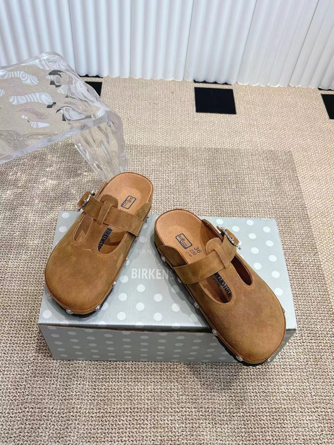 情侣款👫Birkenstock 勃肯/包头半拖鞋❗️❗️人体工程学设计 软木乳胶鞋床  轻便舒适 脚感满分 脚蹬上就能走 穿脱超方便。
码数：35-45