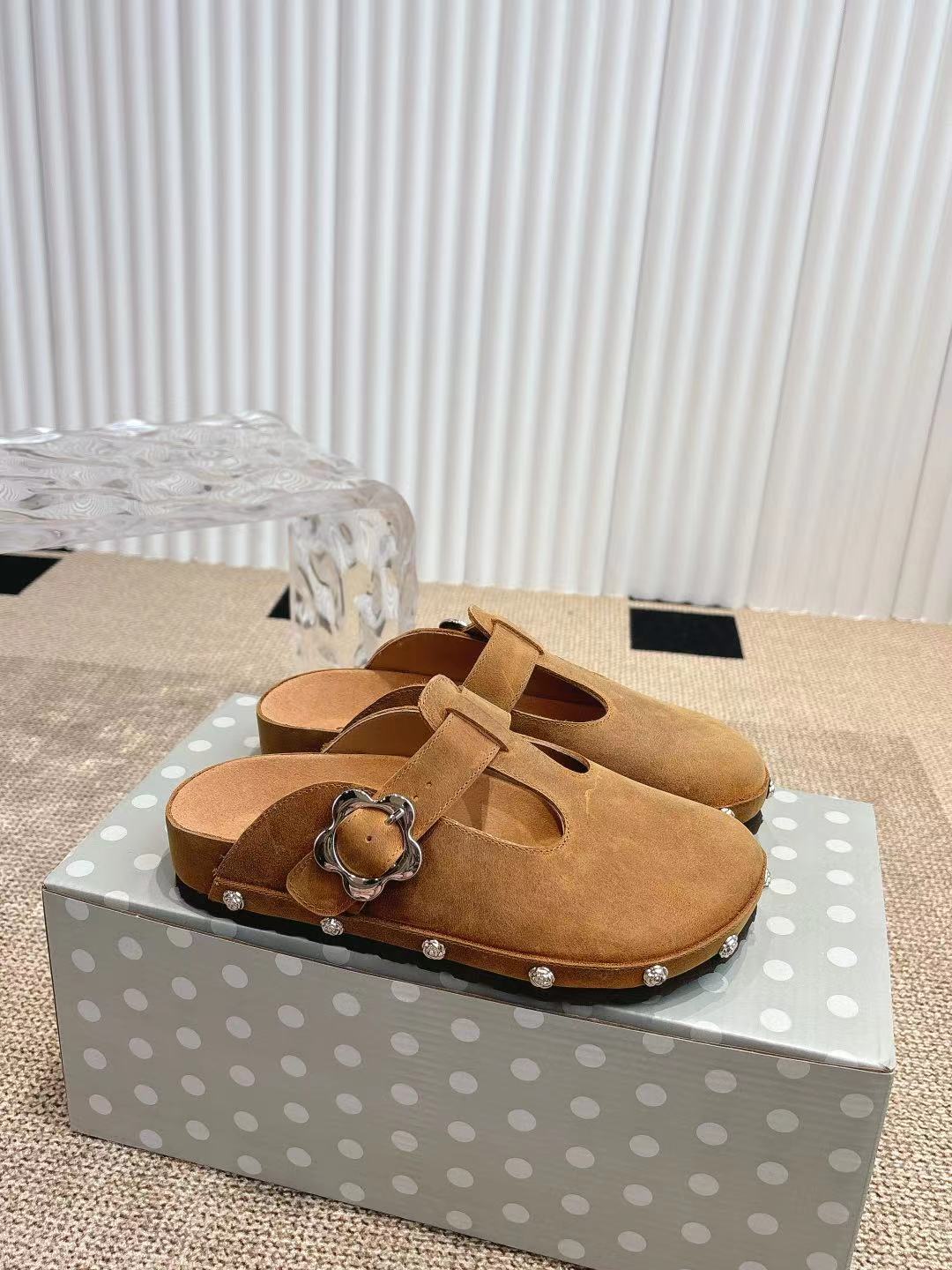 情侣款👫Birkenstock 勃肯/包头半拖鞋❗️❗️人体工程学设计 软木乳胶鞋床  轻便舒适 脚感满分 脚蹬上就能走 穿脱超方便。
码数：35-45