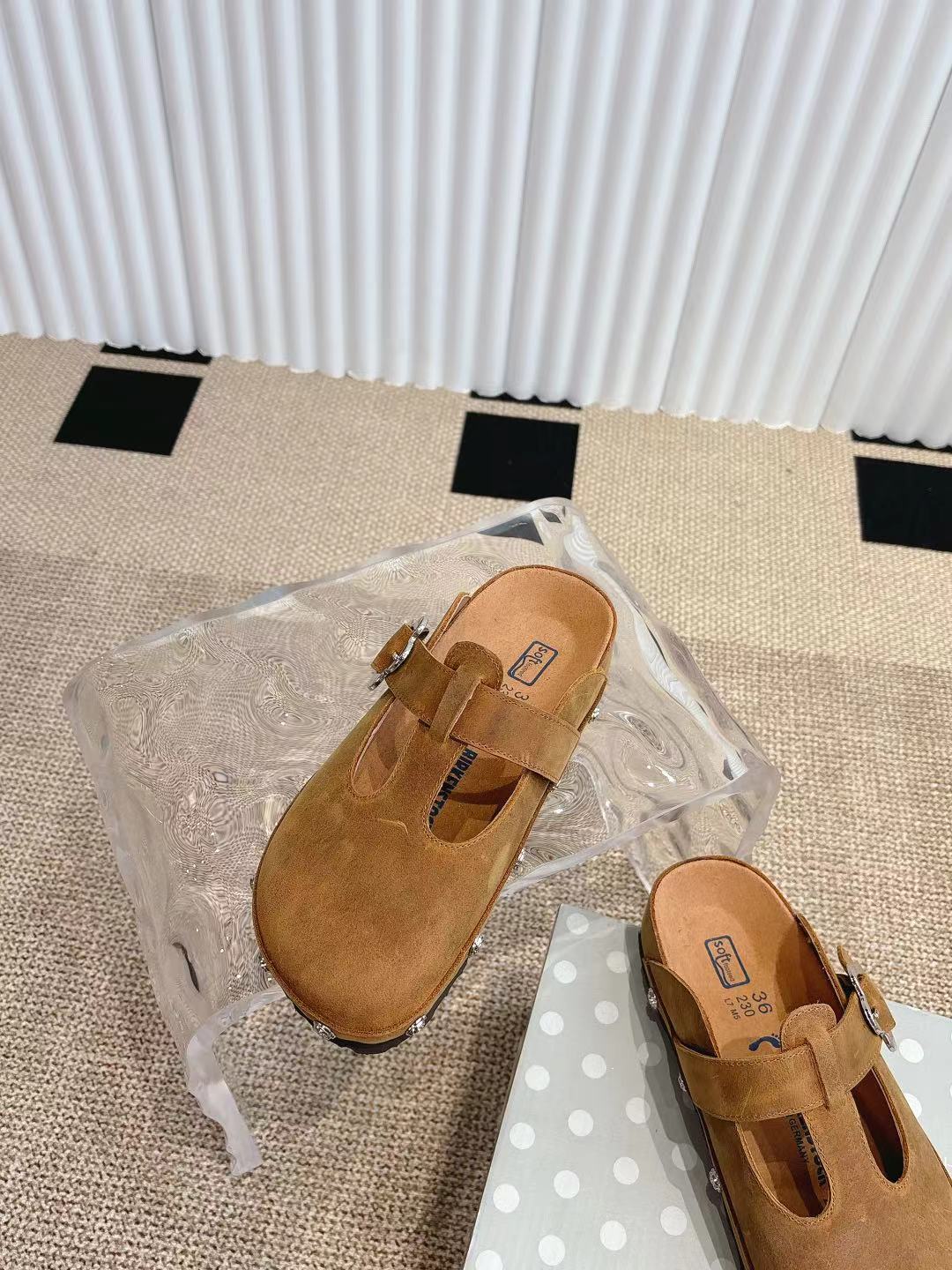 情侣款👫Birkenstock 勃肯/包头半拖鞋❗️❗️人体工程学设计 软木乳胶鞋床  轻便舒适 脚感满分 脚蹬上就能走 穿脱超方便。
码数：35-45