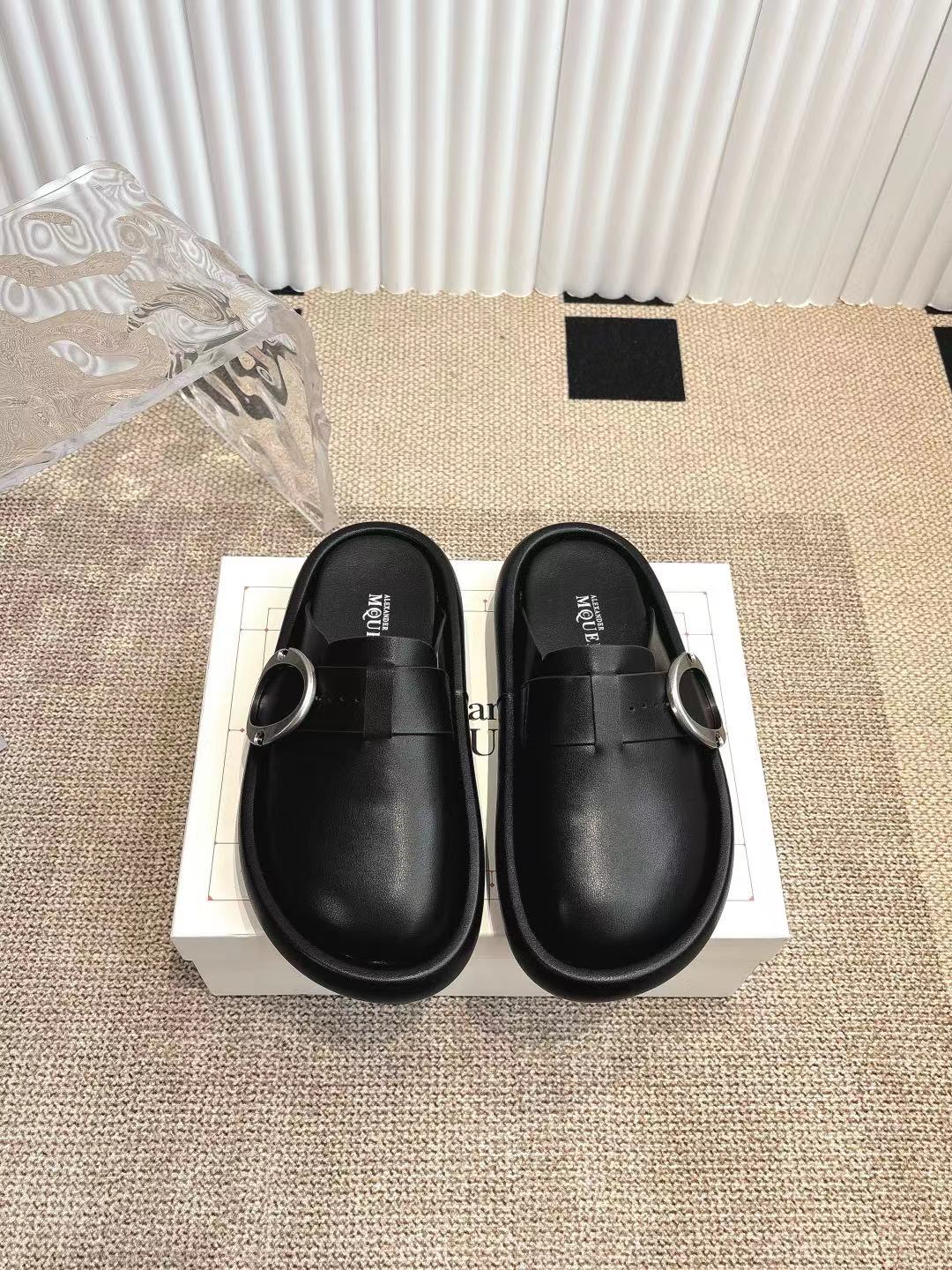 NO:232566,Aiexandermcqueen retro big toe toe drag for Birkendo 2025 spring new product arc thick sole suede slippers men and women couples latest synchronized new version of the catwalk style, original mold opening, fabric is made of smooth calfskin and suede, presenting a round toe, interpreting a unique shape and unified texture. It is decorated with silver metal arc buckle, paired with soft insoles and thick sole of the same color, external rubber foam anti-slip sole imprinted skull pattern and mcqueen logo. Light and comfortable, size 35-45, semi-drag, alexander mcqueen, slippers, cowhide, chamois leather19860909女男Aiexandermcqueen麦昆复古大头包头拖 勃肯拖 2025春新品 arc 厚底麂皮拖鞋男女情侣款 最新同步新版t台走秀款,原版开模, 面料采用光滑小牛皮及麂皮打造,呈现圆形鞋头,演绎独特造型与统一质感.饰有银色金属arc搭扣,搭配内部柔软鞋垫和同色系厚底,外部橡胶发泡防滑鞋底压印骷髅图案和mcqueen标志.轻盈舒适, 码数35-45,半拖,alexander mcqueen,slippers,cowhide,chamois leather,Women's Shoes