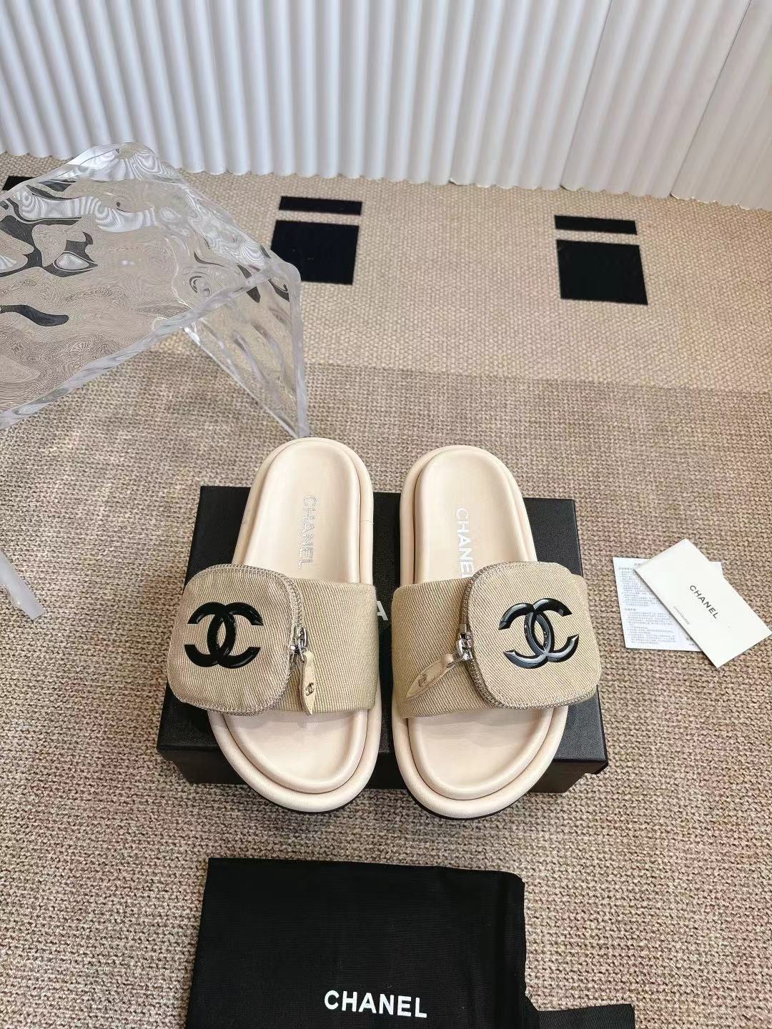 NO:262643,Chanel Xiaoxiang 2025 hit, embossed logo, embossed sandals, this model Pool Pillow Comfort flat sandals are made of technical fabric, reinterpreted with high-frequency imprinting technology Monogram pattern. Soft padded uppers are paired with adjustable Velcro, and comfortable and tough insoles add harmonious color. Size 35-43, slippers, chanel, slippers19860909Chanel小香2025爆款 浮雕logo 压花 凉拖鞋 本款 Pool Pillow Comfort 平底凉拖取材科技织物,以高频压印技术重绎 Monogram 图案.柔软加垫鞋面搭配可调节魔术贴,舒适韧性鞋垫再添和谐色彩 码数35-43,拖鞋,chanel,slippers,Women's Shoes