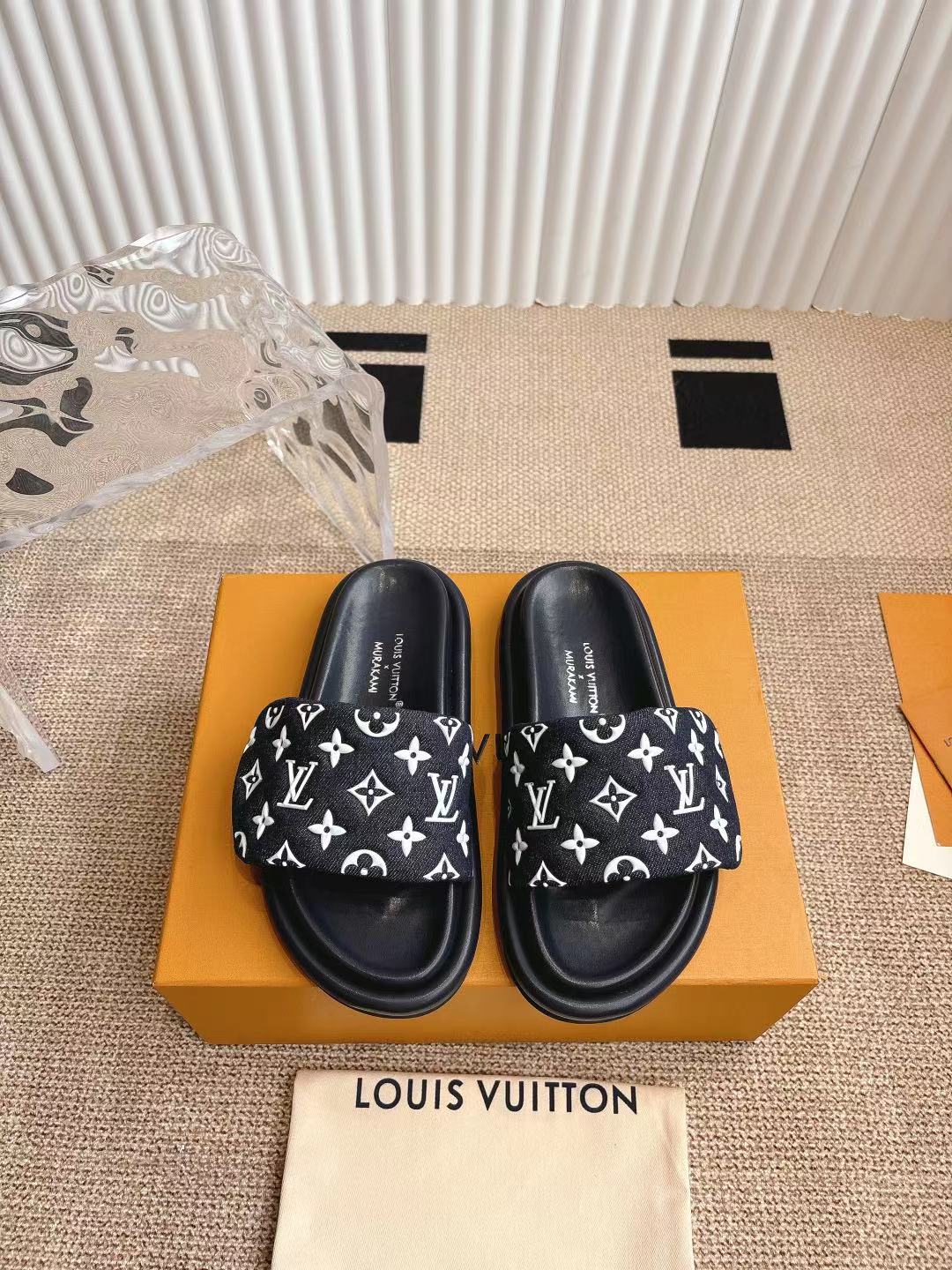 NO:262646,LV Louis Vuitton Embossed Logo Embossed Sandals 2025 hit Pool Pillow Comfort Flat sandals material technology fabric, reinterpreted with high-frequency imprinting technology Monogram pattern. Soft padded upper with adjustable Velcro, comfortable and tough insoles add harmonious color. Size 35-42, slippers, louis vuitton, louis vuitton, slippers19860909LV 路易威登 浮雕logo 压花 凉拖鞋  2025爆款本款 Pool Pillow Comfort 平底凉拖取材科技织物,以高频压印技术重绎 Monogram 图案.柔软加垫鞋面搭配可调节魔术贴,舒适韧性鞋垫再添和谐色彩 码数35-42,拖鞋,louis vuitton,louis vuitton,slippers,Women's Shoes