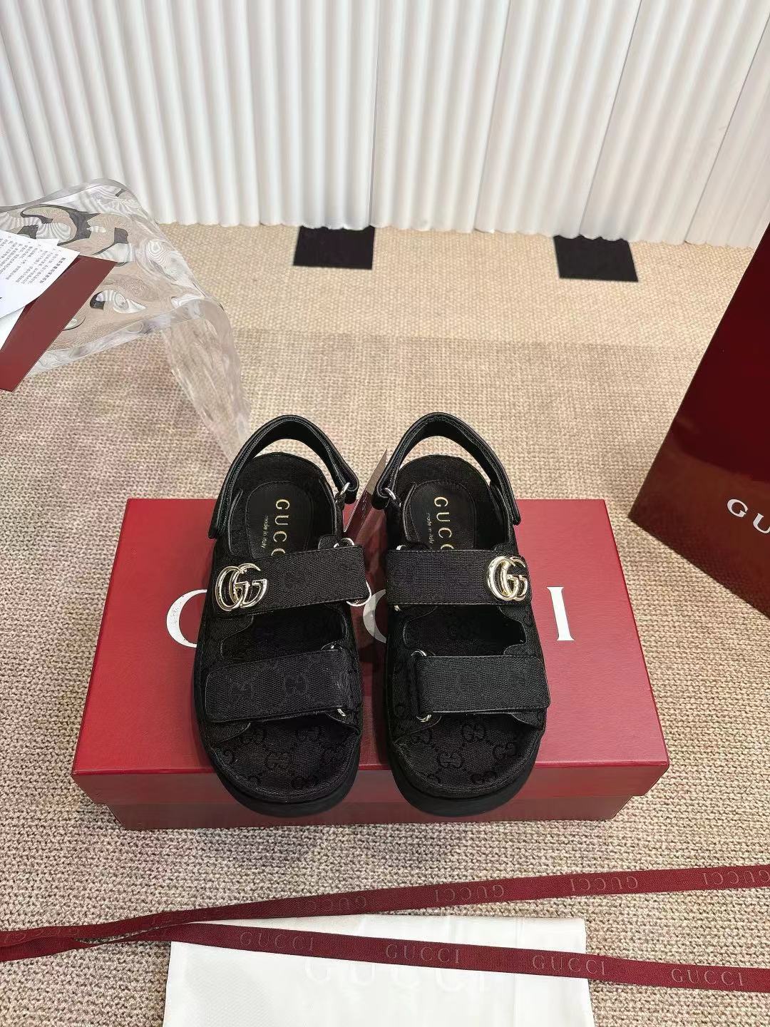 NO:227798,Gucci Sandals 25ss Spring and Summer New Style, this flat sandal is made of magic tape design, modern and full of sporty atmosphere, bringing a comfortable feeling. This accessory is made of black and gray denim, and the upper is decorated with elegant styling accessories, showing a unique style. Size 35-40, slippers sandals, gucci, sandals, slippers19860909Gucci 古弛凉鞋  25ss 春夏新款,这款平底凉鞋采用魔术粘带设计,现代感十足且充满运动气息,带来舒适感受. 这款配饰以黑色和灰色牛仔布匠心打造,鞋面绑带缀饰雅致的造型配件,尽显别样风采. 码数35-40,拖鞋凉鞋,gucci,sandals,slippers,Women's Shoes