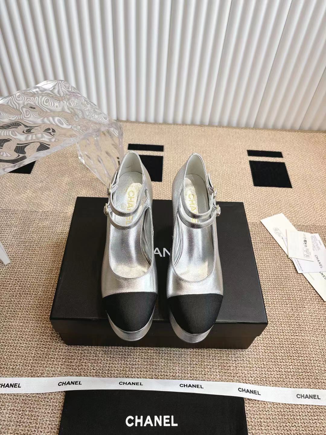 NO:247342,Cloth, leather, Chane, Xiaoxiang 25ss Spring and summer new product show double C waterproof platform high heels, personalized fashion trend, must-have, not only the legs are thin, but also the legs are long. The upper is made of imported calfskin, silk sheepskin, imported Italian cowhide, outsole, front thickness 4cm, heel height 11cm, size 35-40, high heels, chanel, high heels, cowhide, sheepskin19860909布面 皮面 Chane 小香25ss春夏新品走秀双c防水台高跟鞋 个性时尚潮流 必入款 上脚不仅显腿细 而且显腿长 鞋面采用进口小牛皮内里采用丝绸羊皮 意大利进口牛皮大底 前厚4cm 跟高11cm 码数35-40,高跟鞋,chanel,high heels,cowhide,sheepskin,Women's Shoes
