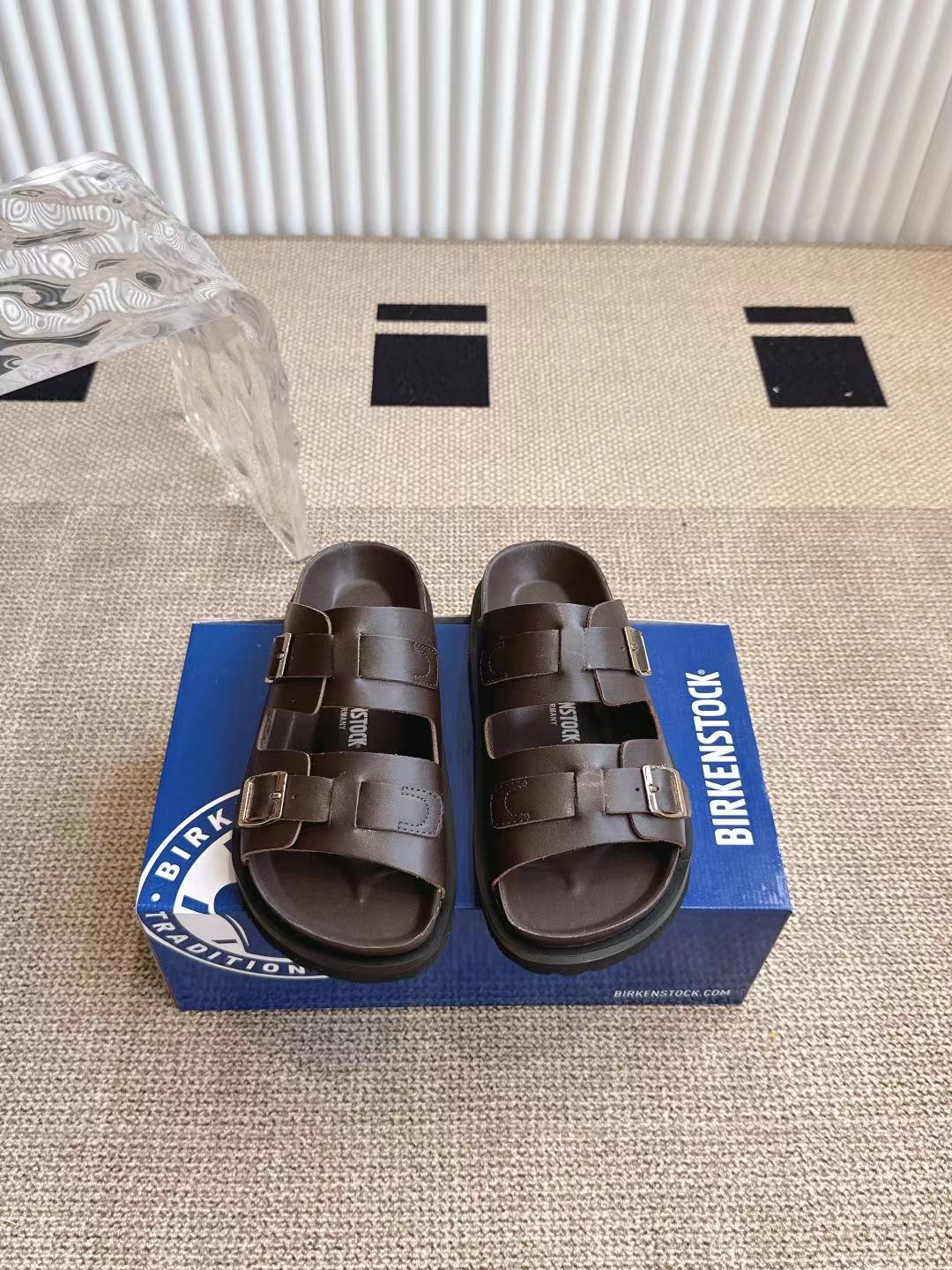 NO:247336,Birkenstock Birkenstock Shoes are really my love. I suggest you buy them. They are really very versatile, comfortable to walk, fashionable, and all kinds of clothes. In short, you must have a pair of sizes of 35-40 for Birkenstock shoes, slippers, birdenstock, slippers19860909Birkenstock 勃肯二字拖 birkenstock 博肯鞋真的是我的爱,建议大家入手,真的非常非常百搭,走路舒服,时髦,各种配衣服.总之,勃肯托鞋一定一定要入一双码数35-40,拖鞋,birkenstock,slippers,Women's Shoes