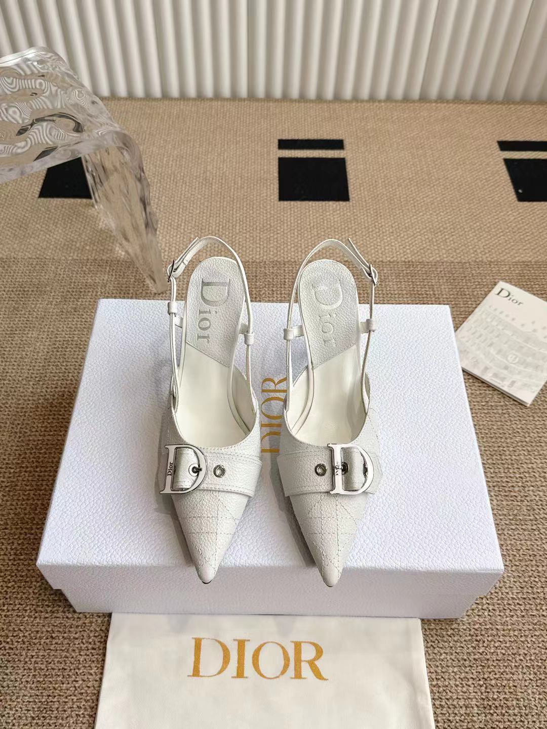 NO:247356,Dior. Dior pointed toe Muller women's slippers Dior early spring, star-same-wide CD letter logo high heel sandals Top high-end version on the market The upper is made of imported mixed-bred sheepskin   water-dyed sheepskin lining / footbed Italian leather outsole Heel height 8.5cm Size 34-42 (34 40 41 42 Custom made), sandals, dior, dior, sandals, slippers, sheepskin, Leather soles19860909Dior.迪奥尖头慕勒拖女拖鞋  迪奥早春,明星同宽CD字母logo高跟凉鞋 市面顶级高端版本 材质鞋面采用进口混种羊皮 水染羊皮内里/垫脚意大利真皮大底  跟高8.5cm  码数34-42（34 40 41 42 定做）,凉鞋,dior,dior,sandals,slippers,sheepskin,Leather soles,Women's Shoes