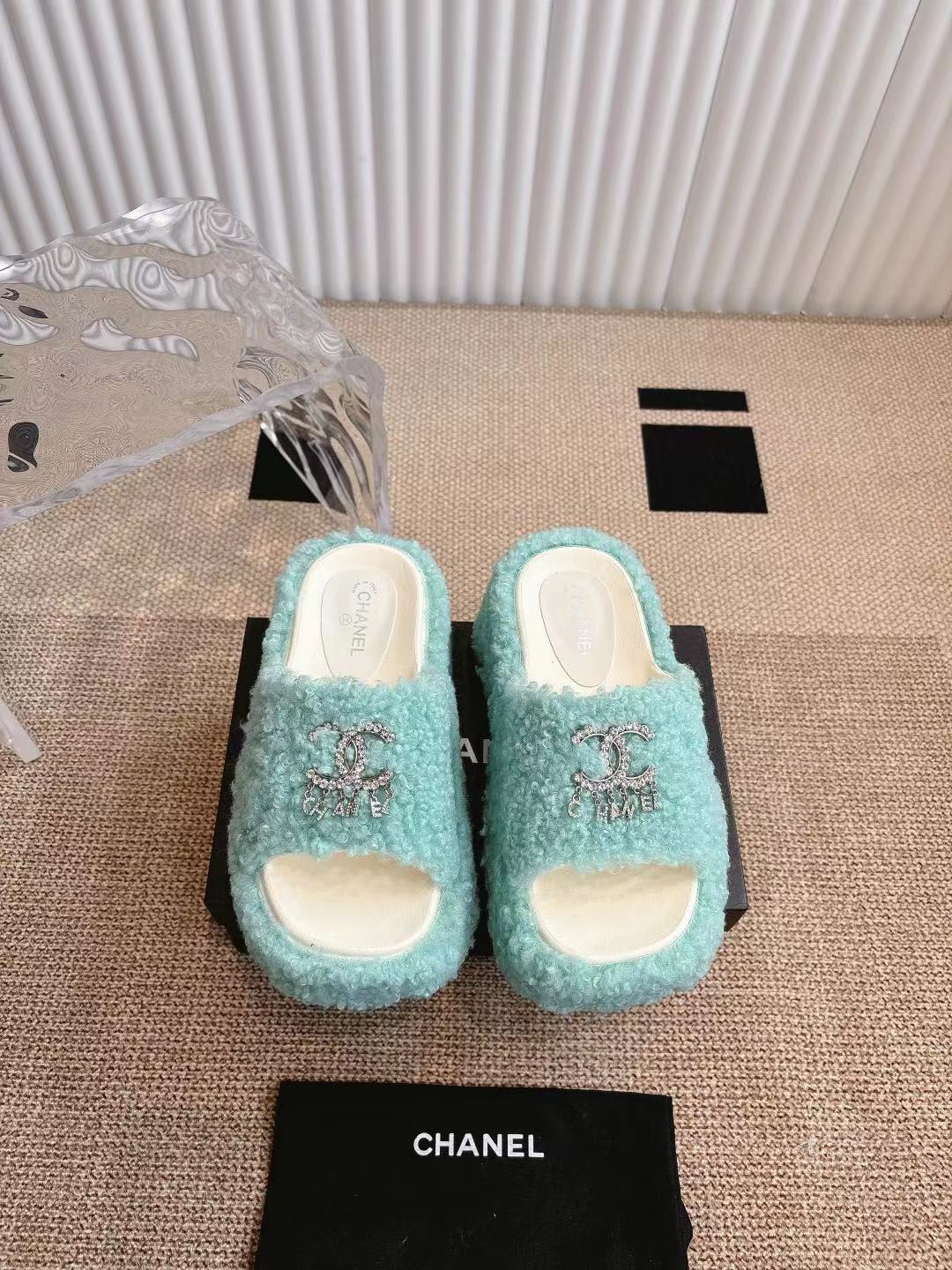 NO:247350,Chanel Chanel's new rhinestone thick-soled flip flops. The new rhinestone flip flops for summer 2025. These slippers are simply my savior this summer!  The moment I put it on, I felt like I became fashionable!  And that rhinestone embroidery design is simply to make my ankles more charming!  Size 35-40, slippers, chanel, chanel, slippers19860909Chanel 香奈儿新款水钻厚底一字拖鞋 2025夏季新款水钻一字拖,这双拖鞋简直是我这个夏天的救星！穿上它的瞬间,我就感觉整个人都变得时髦起来了！而且那个水钻绣饰设计,简直就是为了让我的脚踝更迷人啊！ 码数35-40,拖鞋,chanel,chanel,slippers,Women's Shoes