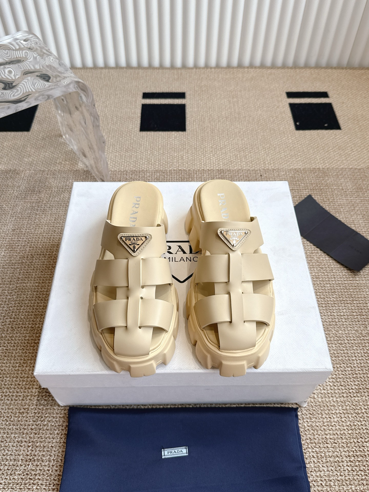 NO:247353,Pada woven hollow serrated thick-soled semi-drag Roman slippers Triangle buckle serrated Roman thick-soled rubber foam sandals Retro and fashionable avant-garde, original ban craftsmanship makes the whole pair of shoes light and comfortable, full of holiday feels, bright colors and lei, satisfying a variety of choices for fashionable people in different styles! The iconic metal triangle logo is matched with the ancient beach sandals, and every design element is on the trendy point! 35-41, semi-drag, prada, sandals, slippers19860909Pada 普拉达编织镂空锯齿厚底半拖罗马拖鞋 三角扣锯齿罗马厚底橡胶发泡凉鞋 复古时髦前卫,鞋面原ban工艺,让整双鞋轻便舒适,满满的渡假feel,鲜艳色彩樂常樂樂 满足不同风格时髦人士的多种选择！ 标志性金属三角标搭配古沙滩凉鞋造型,每一个设计元素都踩在时髦点上！ 码数35-41,半拖,prada,sandals,slippers,Women's Shoes