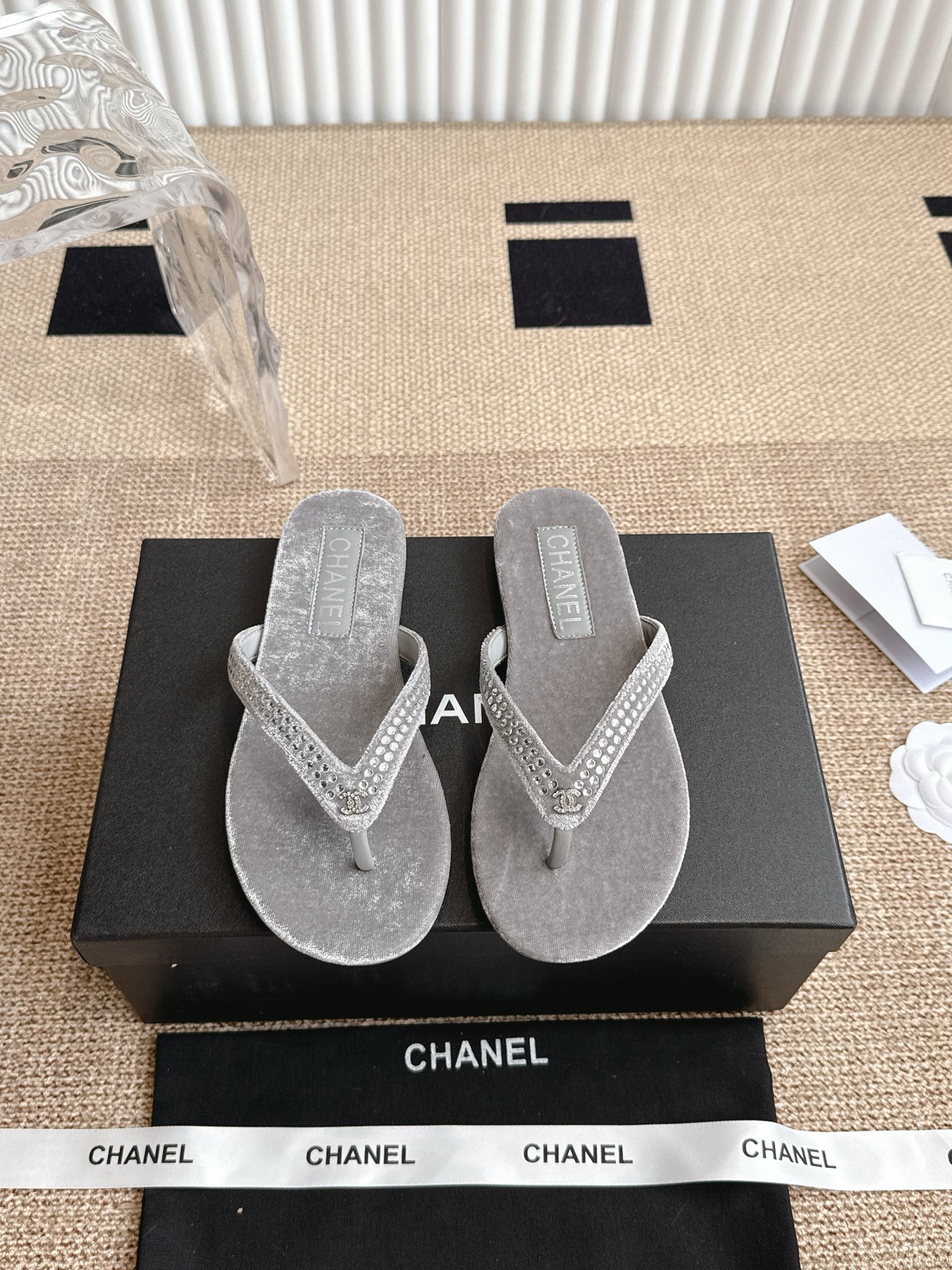 NO:247344,Chanel Xiaoxiang Pearl Flip Flops are standard in summer!  Simple flip-flops can actually look so beautiful, Grandma Xiang is indeed extraordinary. She gives you a lazy and rich feeling!  You deserve it!  Material velvet denim sole Italian leather sole size 35-42, split-toe shoes, chanel, slippers19860909Chanel 小香珍珠夹脚人字拖鞋  人字拖就是夏天的标配！简单的人字拖居然能做到这么好看,香奶奶果然不一般.上脚给到你慵懒又富贵的感觉！你值得拥有呀！ 材质丝绒牛仔布 鞋底意大利真皮鞋底 码数35-42,分趾鞋,chanel,slippers,Women's Shoes