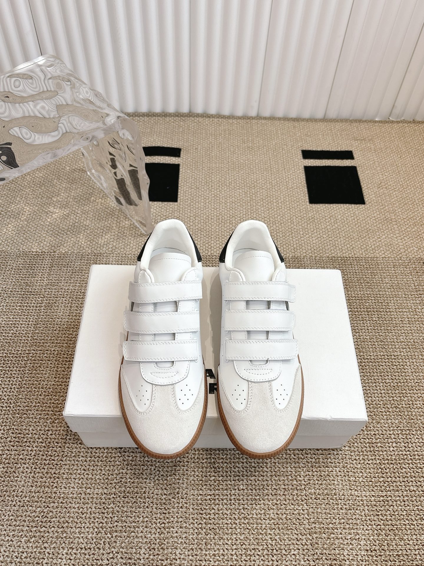 NO:247331,Isabel Marant Velcro white shoes Classic Velcro German training white shoes, can be worn all year round. Fabric: Top silk cowhide!  Inside: Imported mixed-bred sheepskin!  A private model with a big bottom!  Size 34-40, casual shoes/sports shoes, sneakers, cowhide, sheepskin19860909Isabel Marant 魔术贴小白鞋  经典魔术贴德训小白鞋,一年四季可穿. 面料:顶级丝绸牛皮！内里:进口混种羊皮！大底私模！码数34-40,休闲鞋/运动鞋,sneakers,cowhide,sheepskin,Women's Shoes