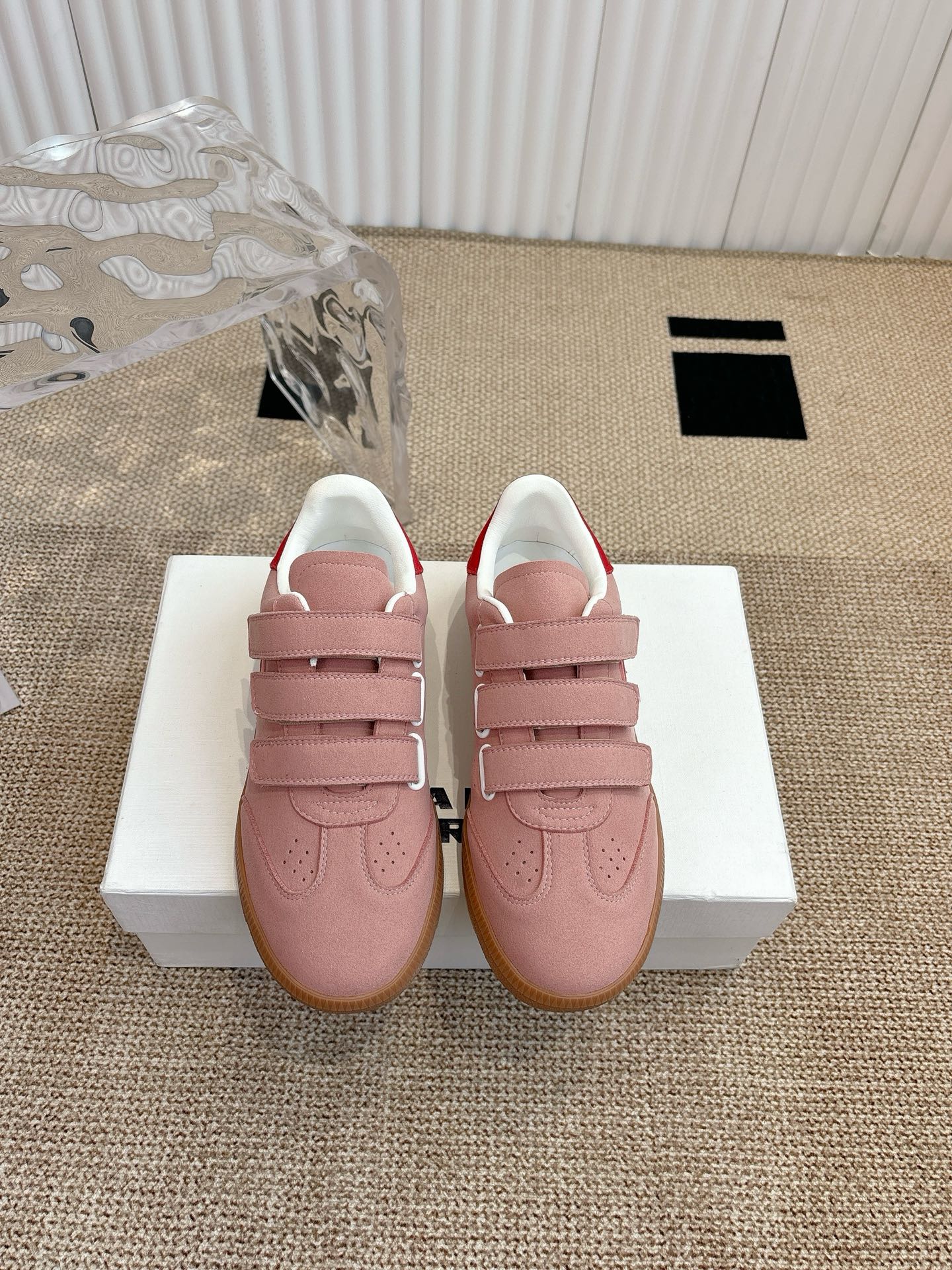 NO:247333,Isabel Marant Velcro white shoes classic Velcro German training white shoes, can be worn all year round. Fabric: Top silk cowhide!  Inside: Imported mixed-bred sheepskin!  A private model with a big bottom!  Size 34-40, casual shoes/sports shoes, sneakers, cowhide, sheepskin19860909Isabel Marant 魔术贴小白鞋经典魔术贴德训小白鞋,一年四季可穿. 面料:顶级丝绸牛皮！内里:进口混种羊皮！大底私模！码数34-40,休闲鞋/运动鞋,sneakers,cowhide,sheepskin,Women's Shoes