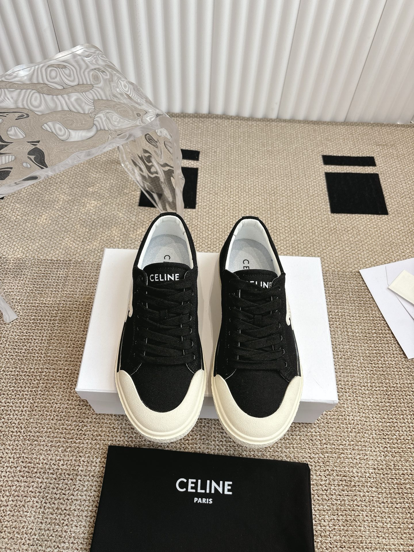 NO:226369,Celine Silin Spring and Summer new runner cr-03 sports shoes The tongue and back top are decorated with celine logo sports shoes side gravure cr-03 words The back top and side imprint Celine logo is simple and comfortable, increasing height and making legs thin, whether worn alone or with wide-leg pants, high street and retro, original custom fabric upper, inner lining original sheepskin inner lining original open mold rubber outsole size 35-40, casual shoes/sports shoes, celine, sneakers, sheepskin19860909Celine 思琳春夏新款runner cr-03运动鞋 鞋舌和鞋后帮饰有 celine标志运动鞋侧面凹印cr-03字样 鞋后帮和侧面压印celine 标志简单舒服 增高显腿细 无论是单穿还是搭配阔腿裤 高街又复古 鞋面原版定制布面 内里原版羊皮内里原版开模橡胶大底 码数35-40,休闲鞋/运动鞋,celine,sneakers,sheepskin,Women's Shoes