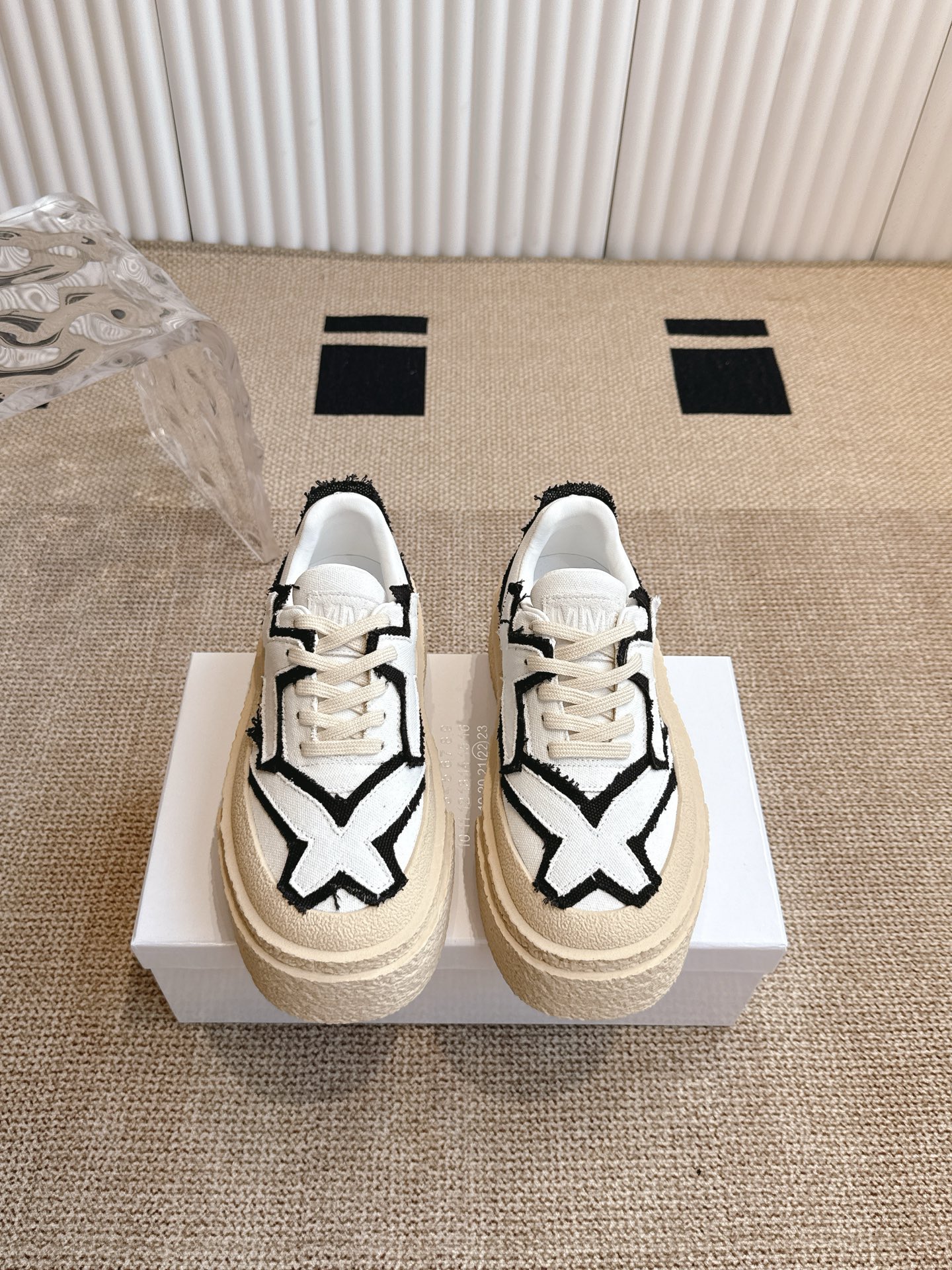 NO:227818,Maison Margiel 25ss thick-soled casual sneakers 25ss Magiel is based on the style of classic German training shoes, which is different from the classic thick-soled. The net design makes it more breathable and comfortable. The edges are extremely layered. In addition, the classic brand weak digital logo is perfectly presented at the tail of the shoe, and the circle surrounds the shoe line 