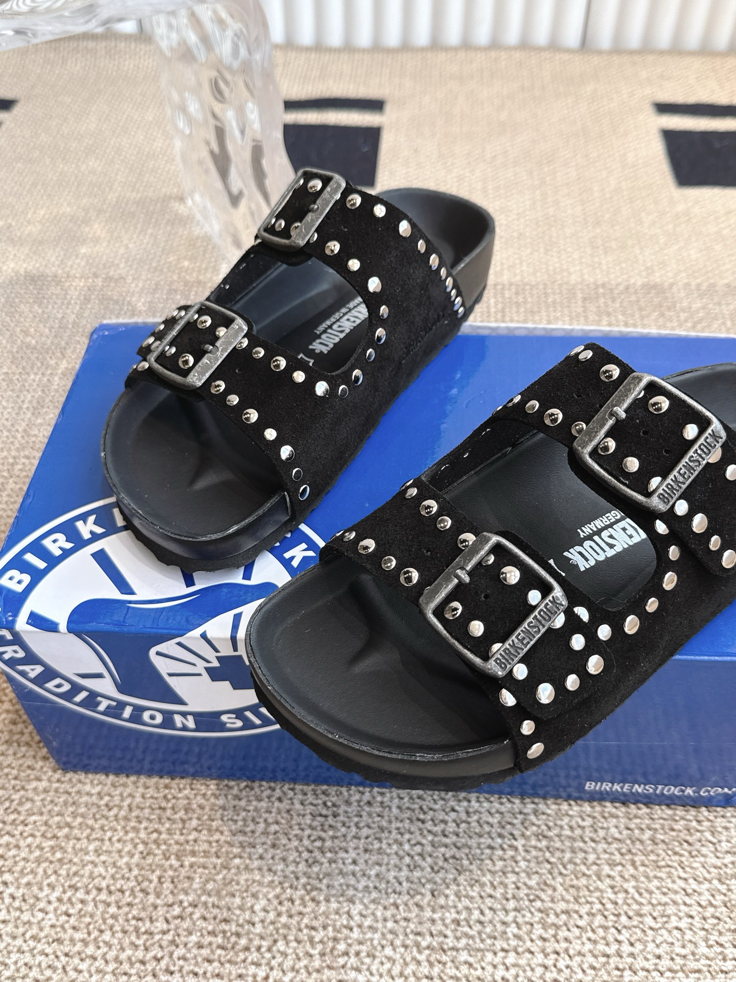 Stylish Birkenstock Sandals: Fashionable and Comfortable Footwear for Leisure in Rome - 图片 7