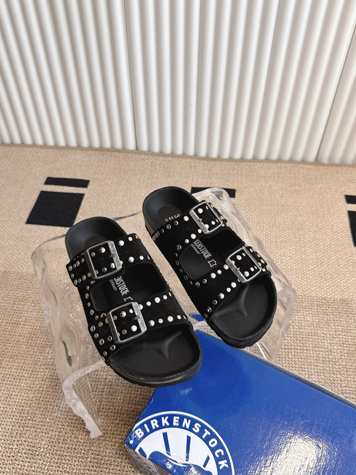 Stylish Birkenstock Sandals: Fashionable and Comfortable Footwear for Leisure in Rome - 图片 4