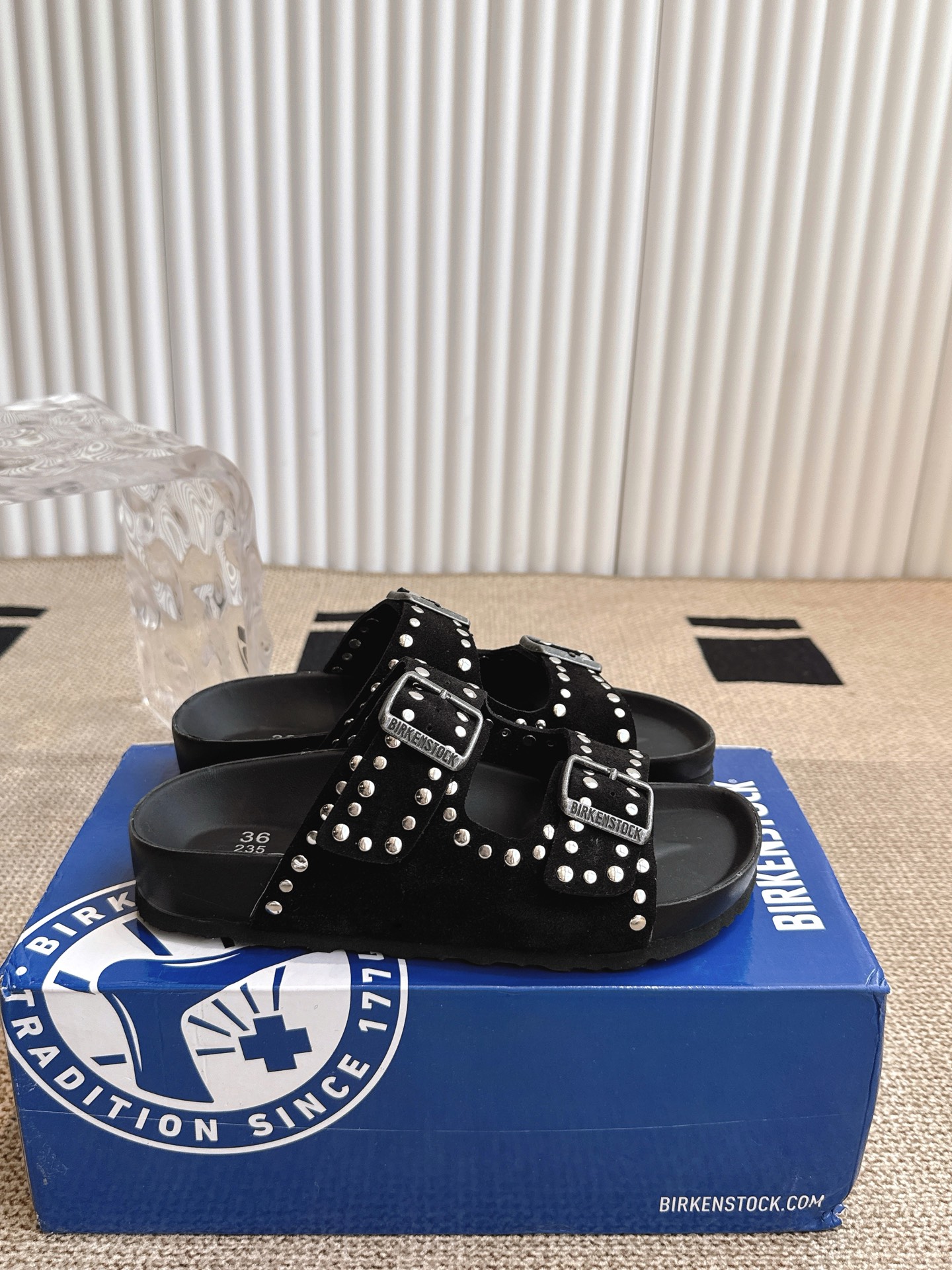 Stylish Birkenstock Sandals: Fashionable and Comfortable Footwear for Leisure in Rome - 图片 3