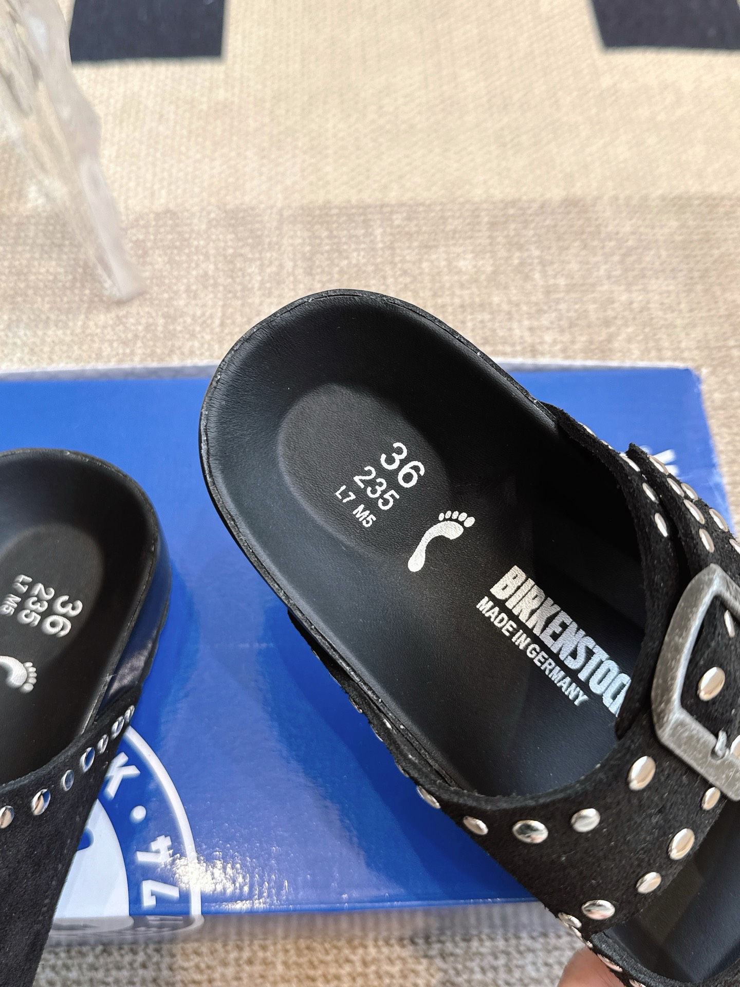 Stylish Birkenstock Sandals: Fashionable and Comfortable Footwear for Leisure in Rome - 图片 6