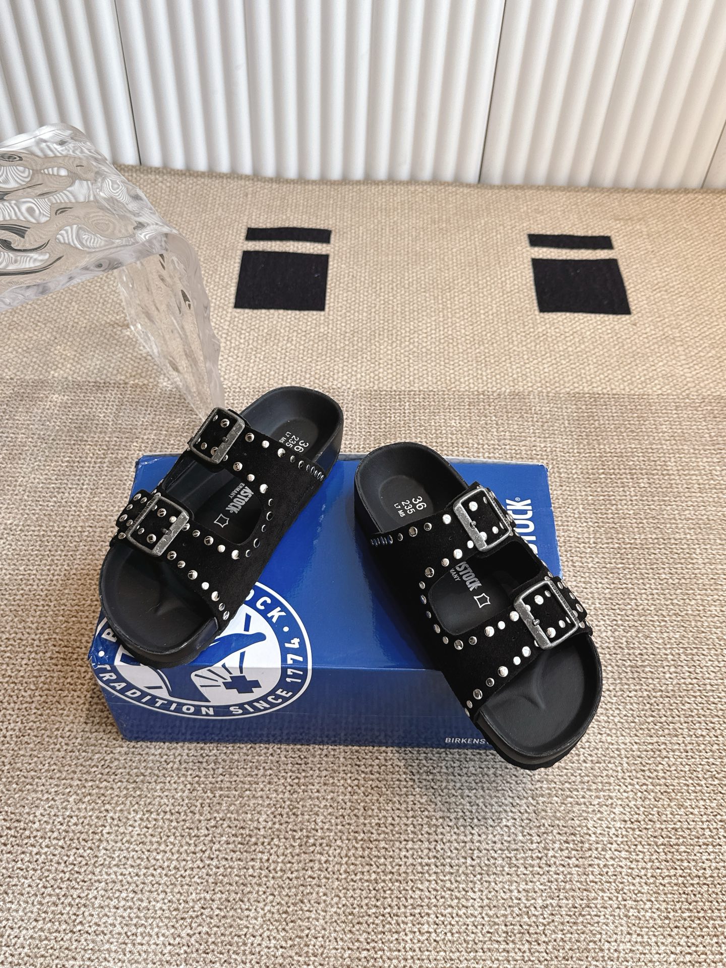 Stylish Birkenstock Sandals: Fashionable and Comfortable Footwear for Leisure in Rome - 图片 2