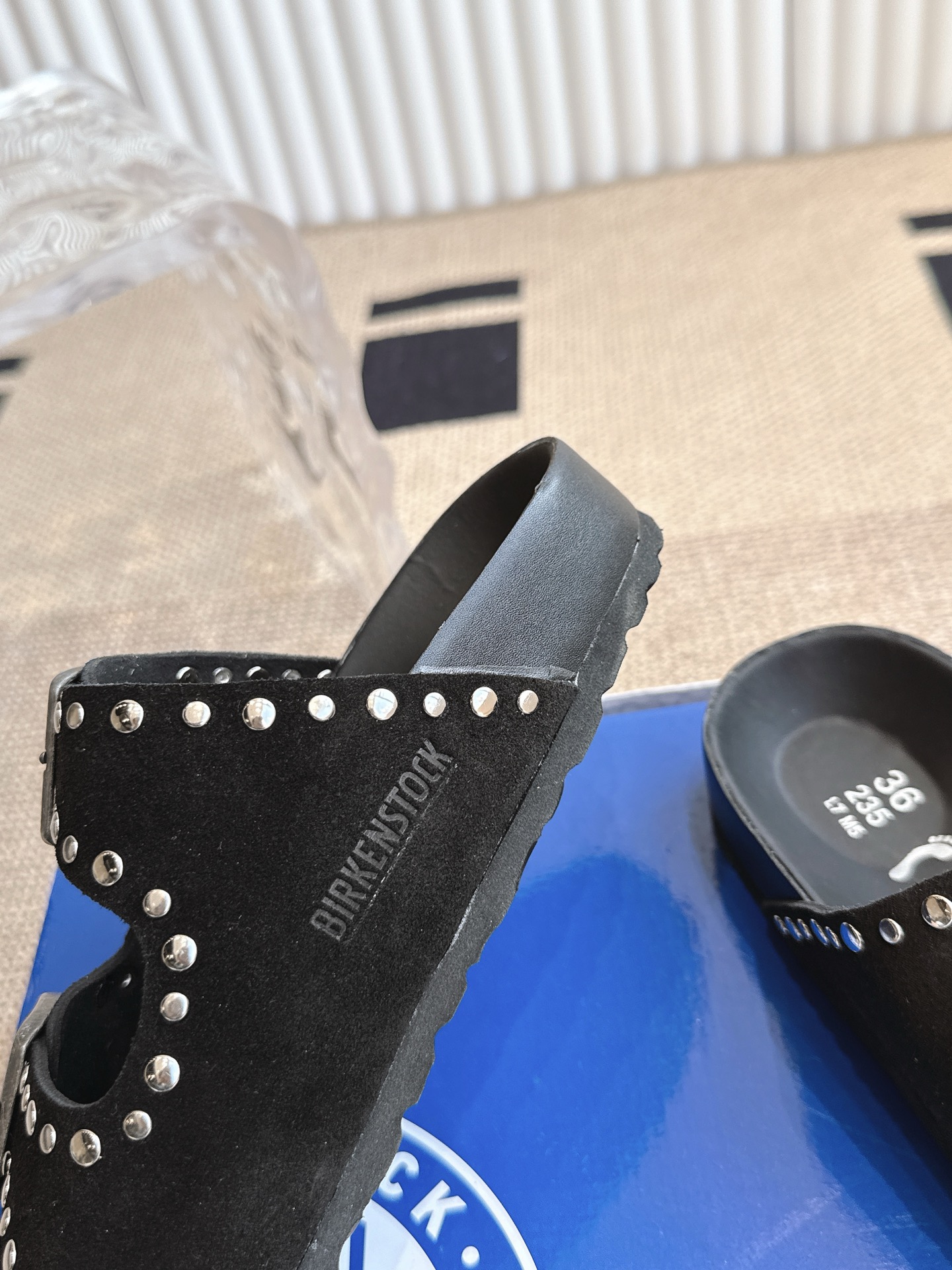 Stylish Birkenstock Sandals: Fashionable and Comfortable Footwear for Leisure in Rome - 图片 8