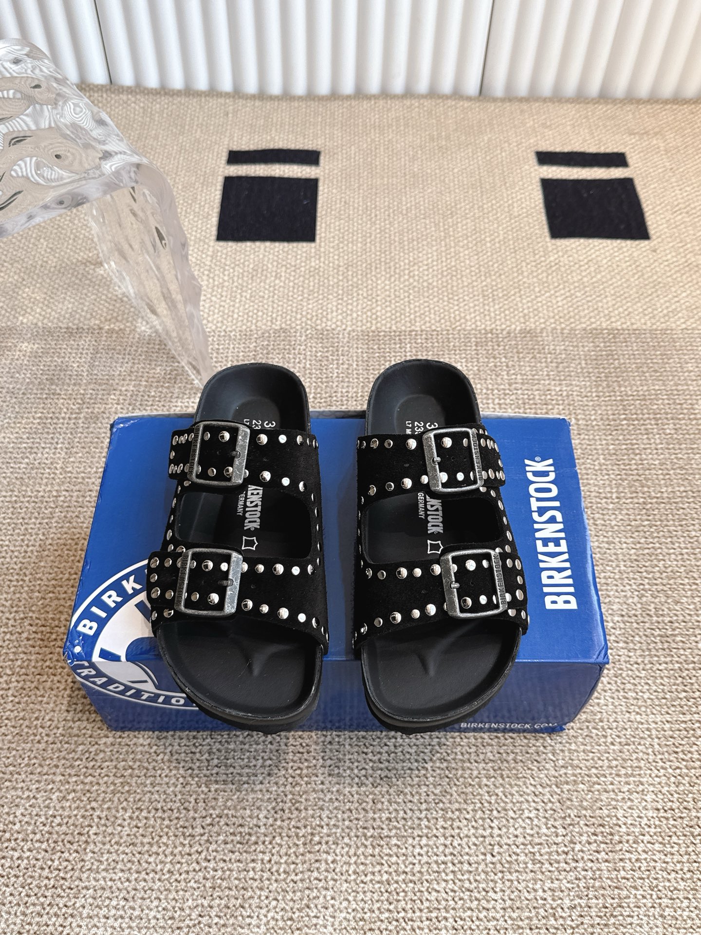 Stylish Birkenstock Sandals: Fashionable and Comfortable Footwear for Leisure in Rome - 图片 1