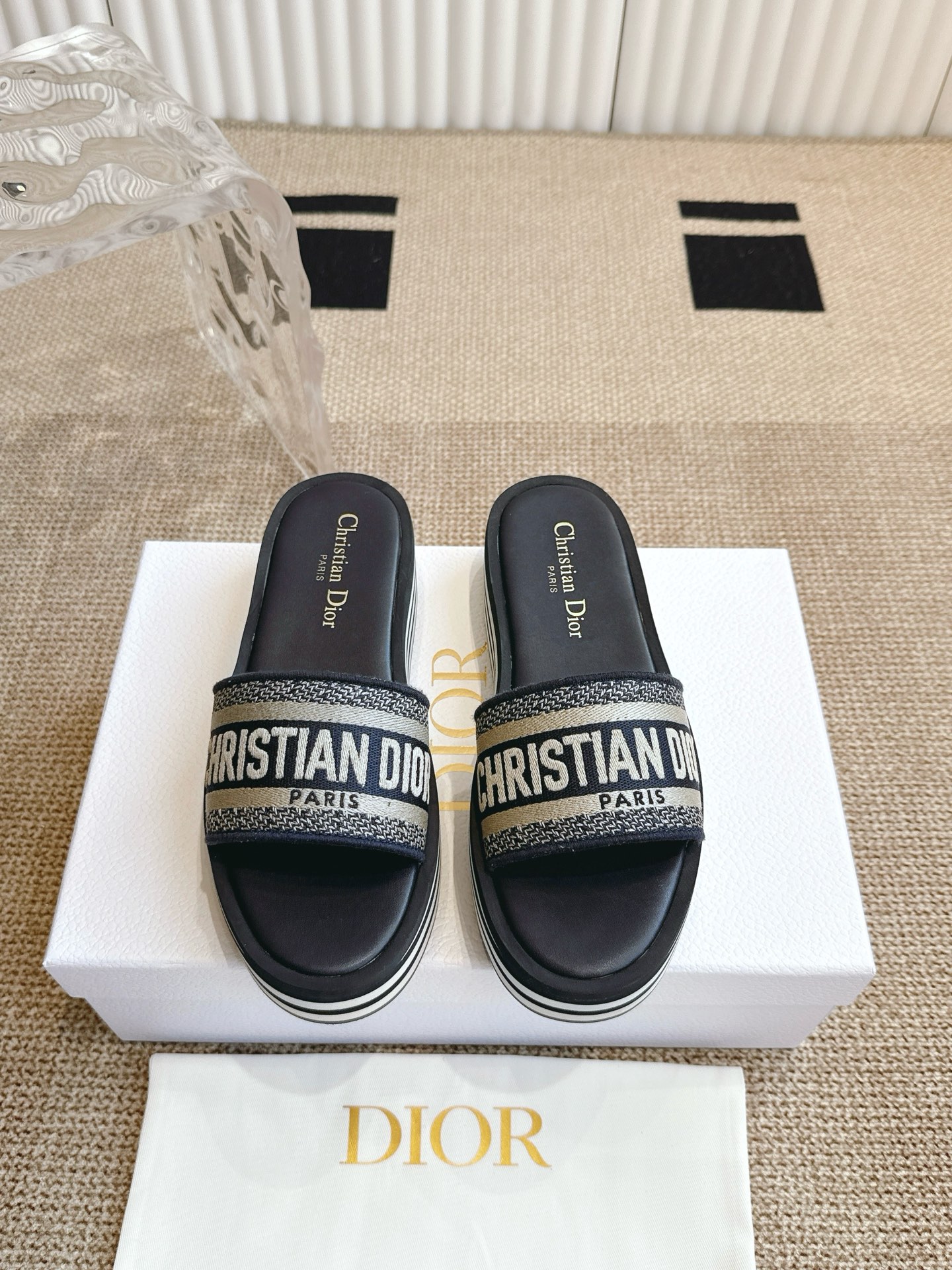 NO:259403,Dior 25ss summer new beach slippers The best choice for summer vacation to the beach. The most proud design is the foot pad matte surface. Different from any jelly shoes, it will not slip when touching water. It will make you feel more comfortable and fitting when you are on rainy days or on the beach. Size 35-41, slippers, sandals, dior, dior, sandals, slippers19860909Dior 迪奥 25ss 夏季新款 沙滩拖鞋  夏季到海边度假的最佳选择,这款最得意的设计就是垫脚磨砂面,区别于任何一款果冻鞋,碰水不会滑脚,下雨天或海边游玩穿起来更加 舒适贴脚 码数35-41,拖鞋凉鞋,dior,dior,sandals,slippers,Women's Shoes