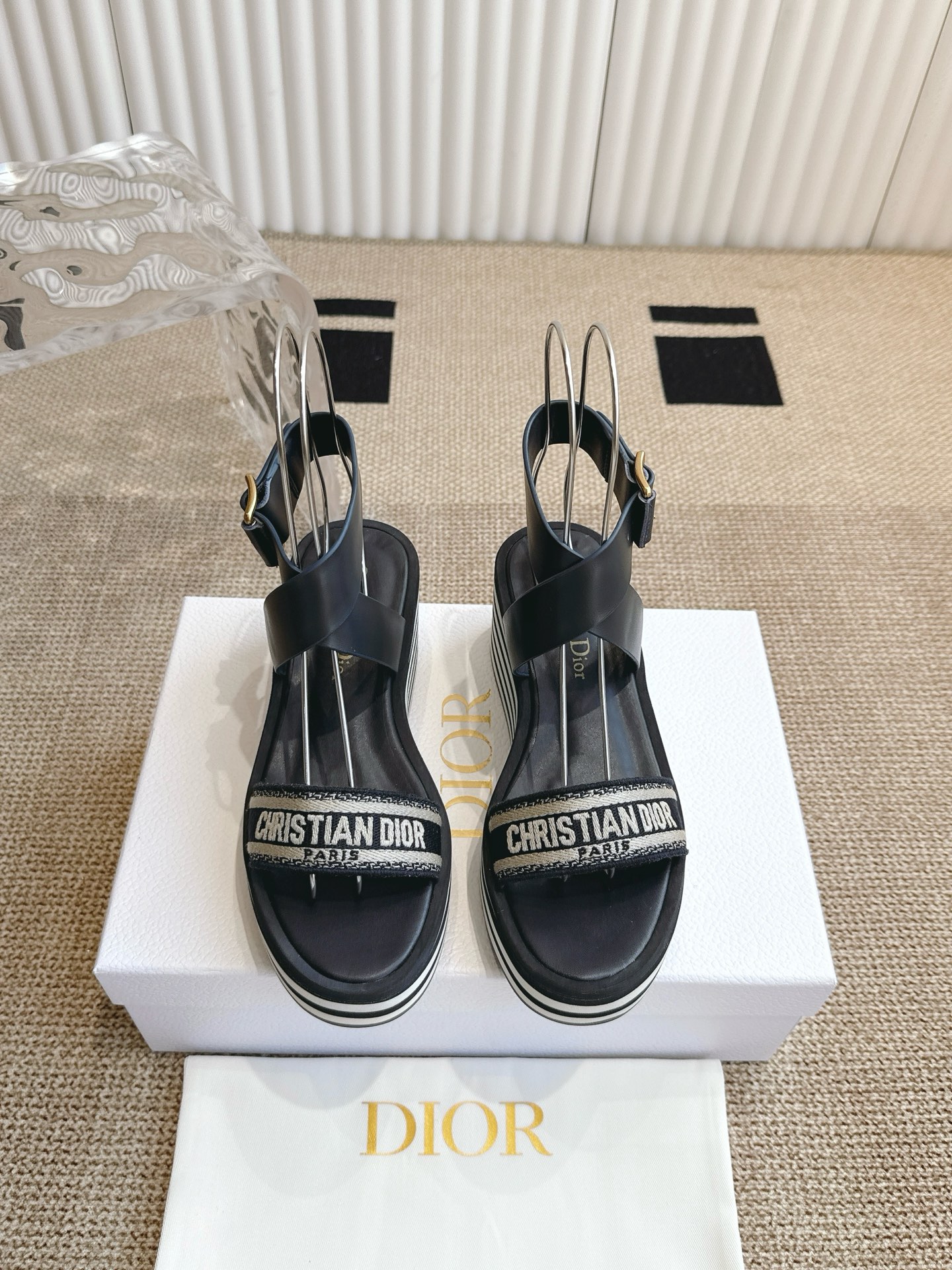 NO:259405,Dior 25ss early spring new ay wedge embroidered striped thick-soled sandals This ay wedge is a classic item that has been a long-lasting. The dark blue cotton upper is embroidered with the cistian paris logo, which is very sensible. The adjustable cowhide leather straps and buckles are adjusted to delicately decorate the ankles. The light micro-hole material 7cm wedge is decorated with blue and white stripes, which can add elegant temperament to various shapes of this season. Upper raffia embroidery craftsmanship inner calfskin sole original combination sole (real leather edge strip) heel height 7cm size 35-41, slippers sandals, dior, dior, sandals, slippers, cowhide19860909Dior 迪奥 25ss 早春新款 ay 坡跟刺绣条纹厚底凉  这款 ay 坡跟是一款历久弥新的经典单品.深蓝色棉质鞋面饰以cistian paris标志刺绣,富有辦识度,可调节的同色调牛皮革系带搭配搭扣,精巧地装饰脚踝.轻盈的微孔材质7厘米坡跟饰以蓝色和白色条纹,可为本季的各式造型增添高雅气质. 鞋面酒椰草刺绣工艺 内里小牛皮 鞋底原版组合鞋底（真皮沿条） 跟高7cm 码数35-41,拖鞋凉鞋,dior,dior,sandals,slippers,cowhide,Women's Shoes