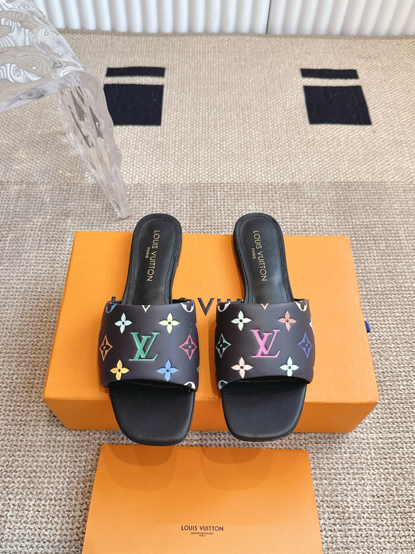 NO:248581,Louis Vuitton co-branded murak flat slippers 25ss new arrival is sexy and comfortable in spring and summer, full of the full emotional value that beautiful summer shoes can give. The sandals are also very well-behaved and beautiful!  Original open molded denim imported cowhide sheepskin inner lining, original cowhide sole size#35-41, slippers, louis vuitton, sandals, slippers, cowhide, sheepskin19860909Louis Vuitton 联名 murak 平底拖鞋 25ss new arrival春夏性感舒适,拉满了夏日美鞋能给的满分情绪价值 凉鞋的造型也很乖巧好看呀！ 原版开模牛仔布进口牛皮 羊皮内里,本色牛皮底 size#35-41,拖鞋,louis vuitton,sandals,slippers,cowhide,sheepskin,Women's Shoes