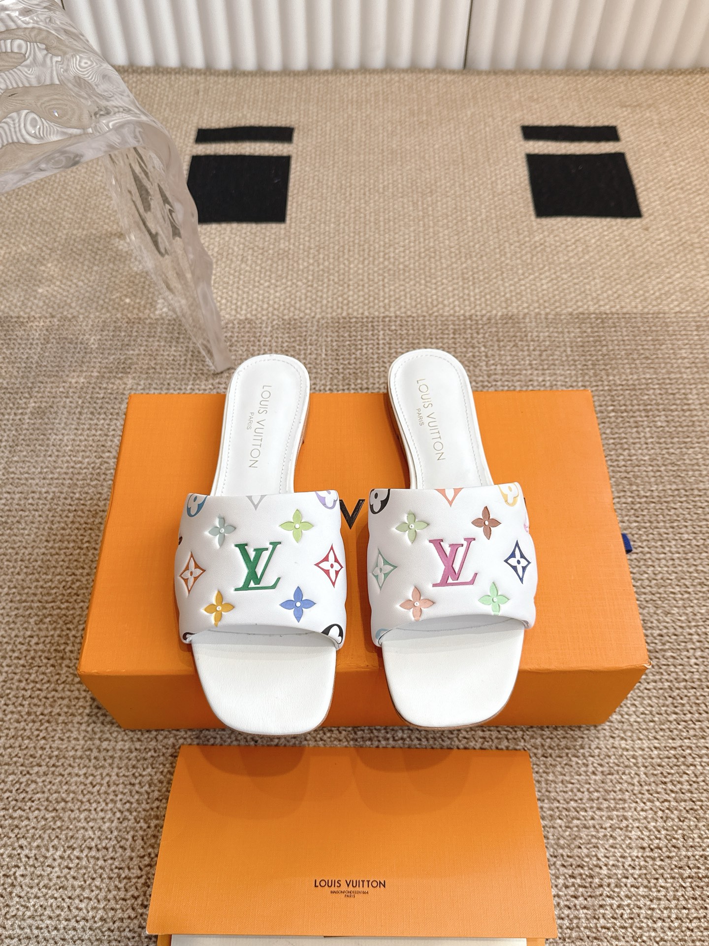 NO:255707,Louis Vuitton co-branded murak flat slippers 25ss new arrival~24 spring and summer sexy and comfortable, full of the full emotional value that beautiful summer shoes can give. The sandals are also very well-behaved and beautiful!  Original open molded denim imported cowhide sheepskin inner lining, original cowhide sole size#35-41, slippers, louis vuitton, sandals, slippers, cowhide, sheepskin19860909Louis Vuitton 联名 murak 平底拖鞋 25ss new arrival~24春夏性感舒适,拉满了夏日美鞋能给的满分情绪价值 凉鞋的造型也很乖巧好看呀！ 原版开模牛仔布进口牛皮 羊皮内里,本色牛皮底 size#35-41,拖鞋,louis vuitton,sandals,slippers,cowhide,sheepskin,Women's Shoes