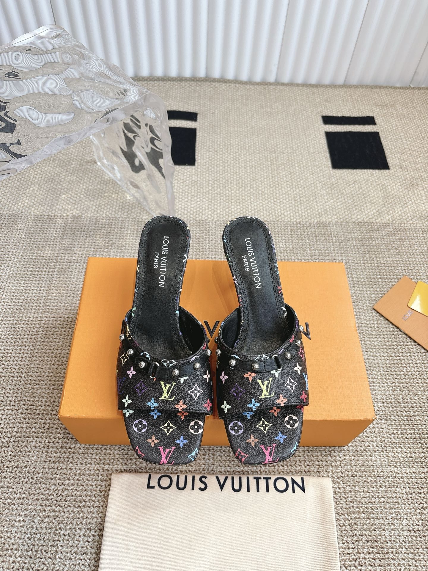 NO:248586,Louis Vuitton cat heel flat slippers The just-in-one kitten heel is sexy and comfortable, full of the full emotional value that beautiful summer shoes can give. The sandals are also very well-behaved and beautiful!  Original open molded denim imported cowhide sheepskin inner lining, original cowhide sole size#35-41, slippers, louis vuitton, sandals, slippers, cowhide, sheepskin19860909Louis Vuitton 猫跟 平底 拖鞋  刚刚好的小猫跟,性感舒适,拉满了夏日美鞋能给的满分情绪价值 凉鞋的造型也很乖巧好看呀！ 原版开模牛仔布进口牛皮 羊皮内里,本色牛皮底 size#35-41,拖鞋,louis vuitton,sandals,slippers,cowhide,sheepskin,Women's Shoes